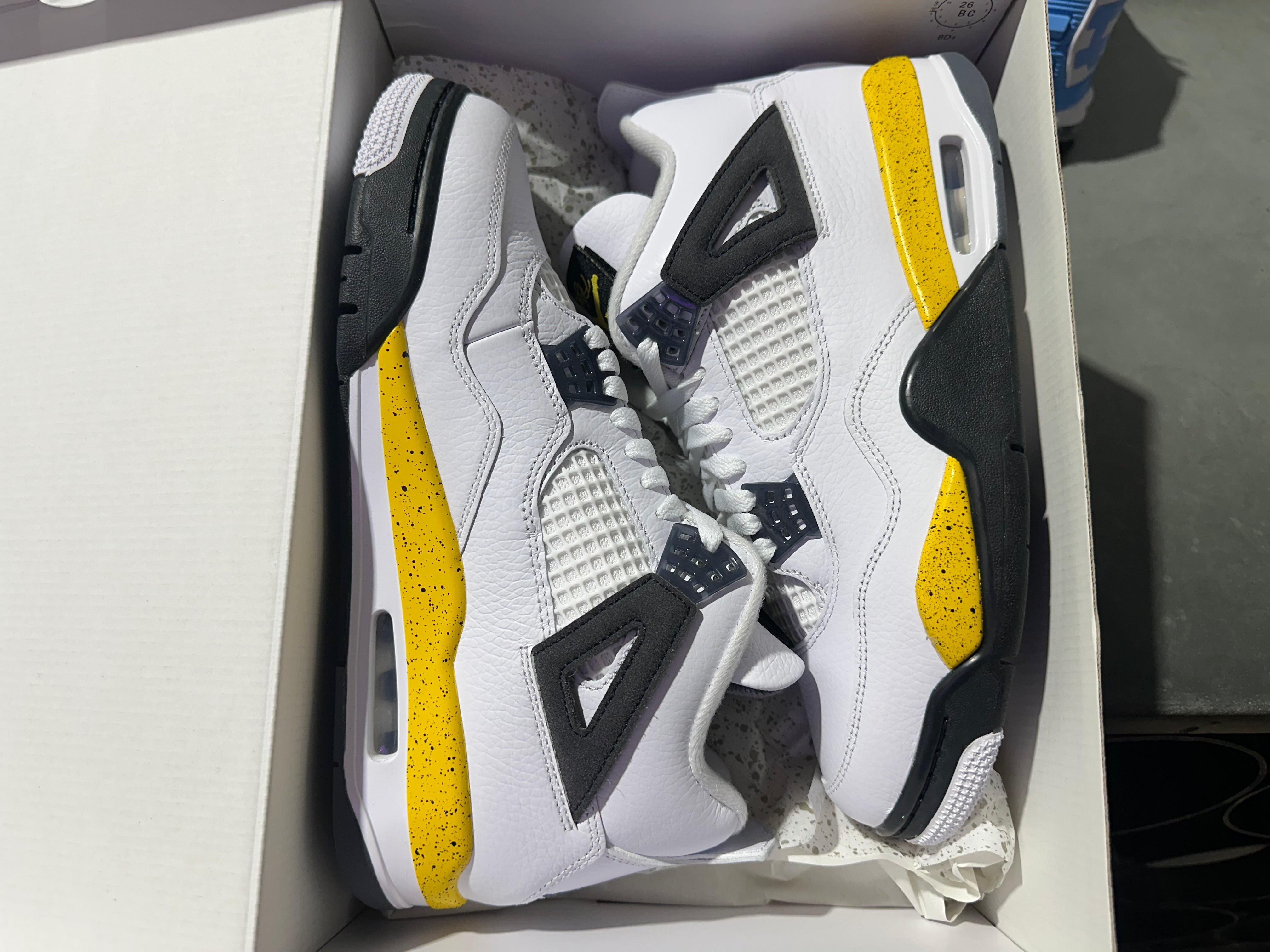 Air Jordan 4 Retro - Tour Yellow Size 9