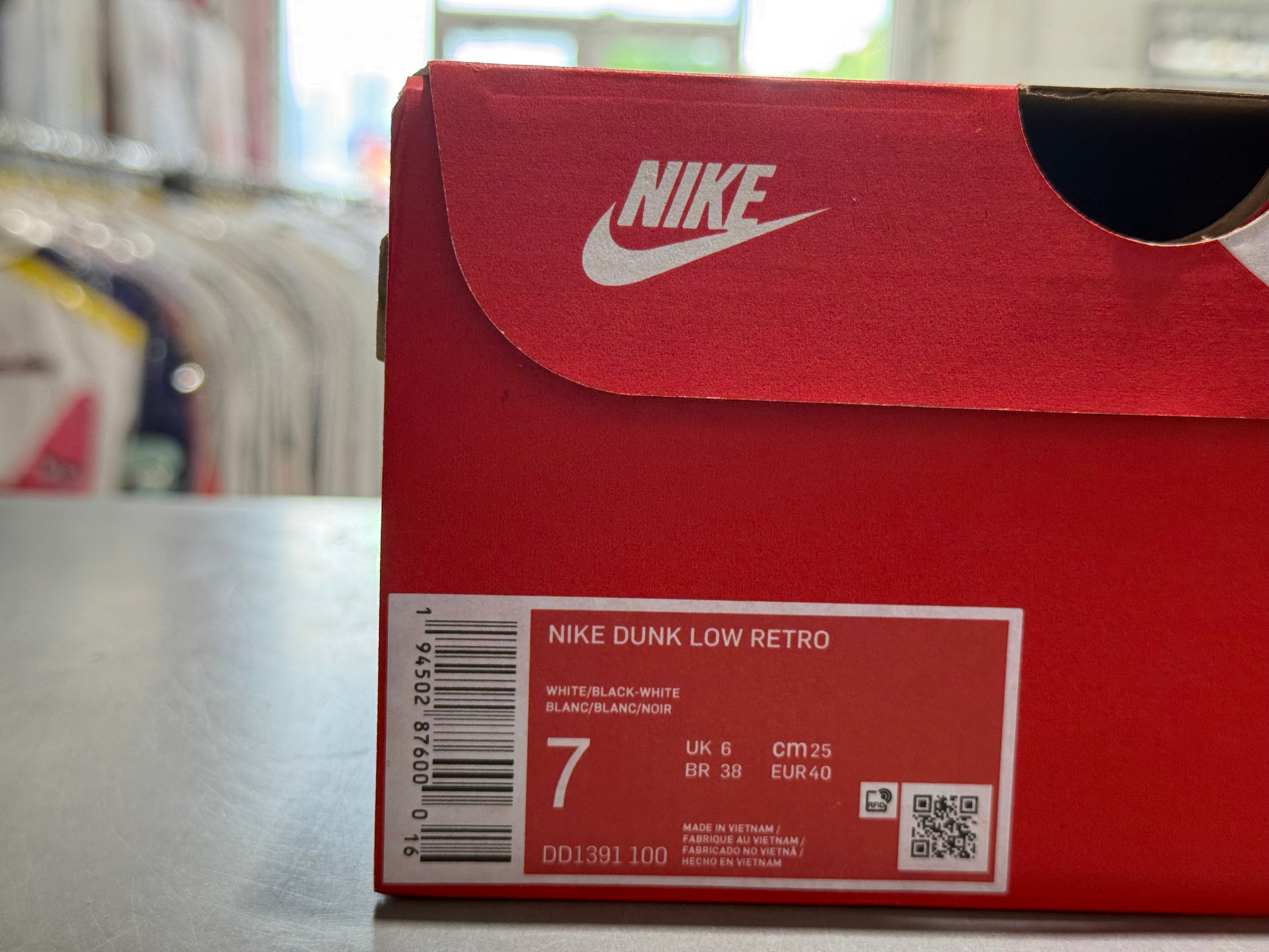 Nike Dunk Low Retro - Panda Size 7