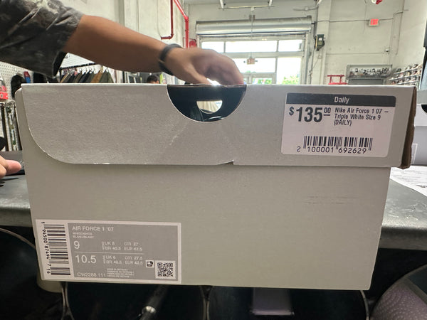 Nike Air Force 1 07 - Triple White Size 9
