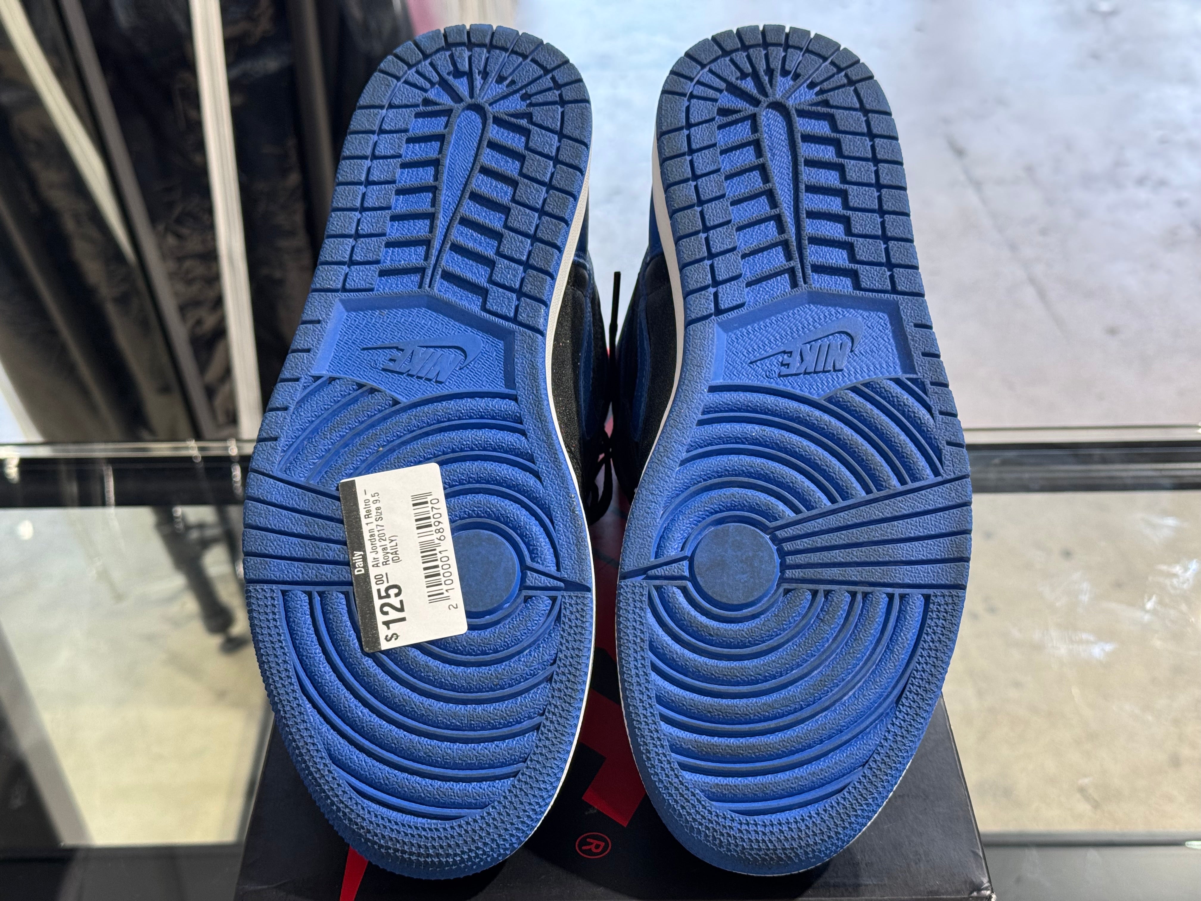 Air Jordan 1 Retro - Royal 2017 Size 9.5