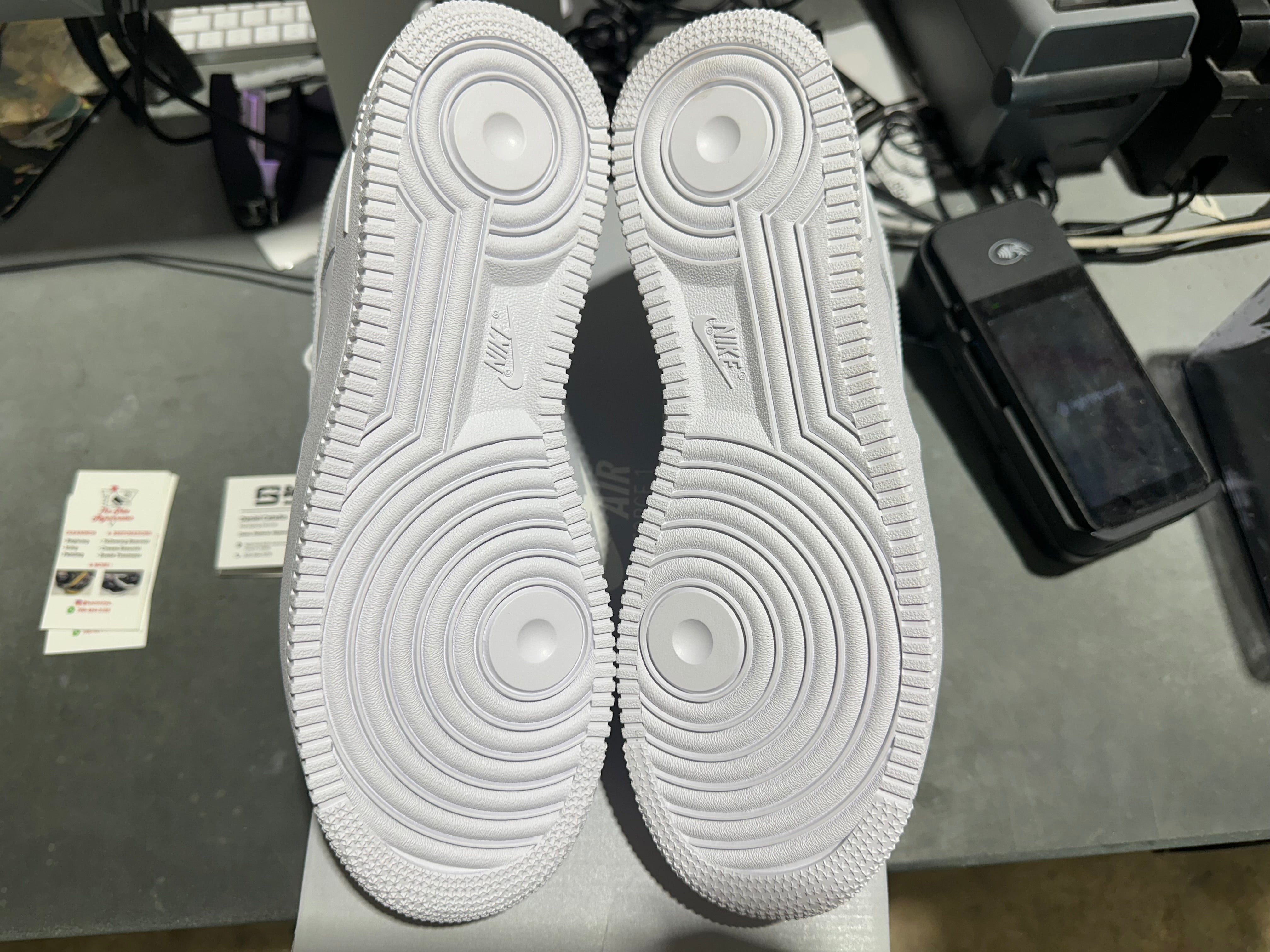 Nike Air Force 1 07 - Triple White Size 9