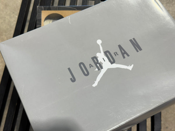 Air Jordan 11 Retro - Cool Grey Size 9.5