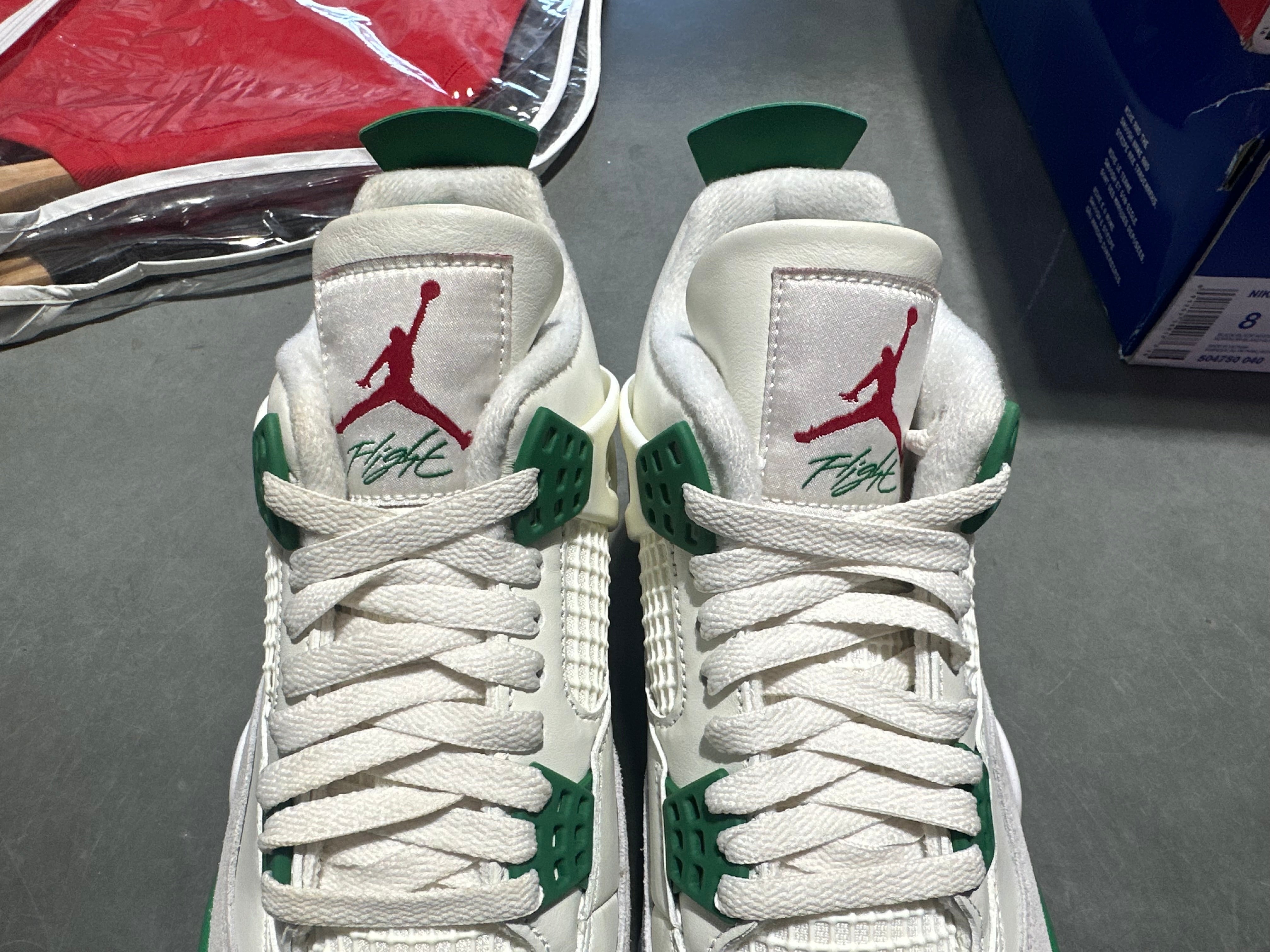 Air Jordan 4 Retro SB - Pine Green Size 8.5