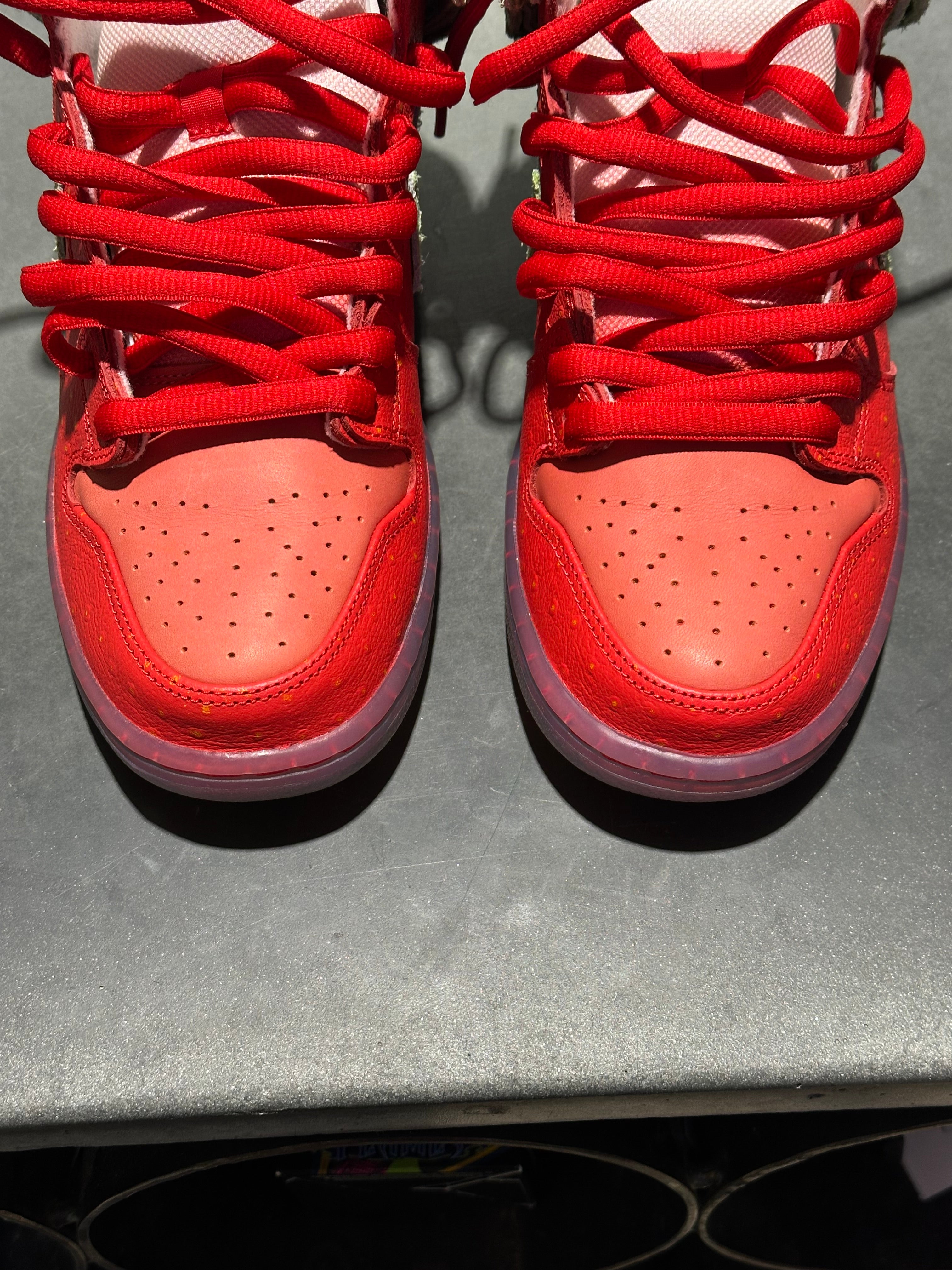 Nike SB Dunk High - Strawberry Cough Size 8