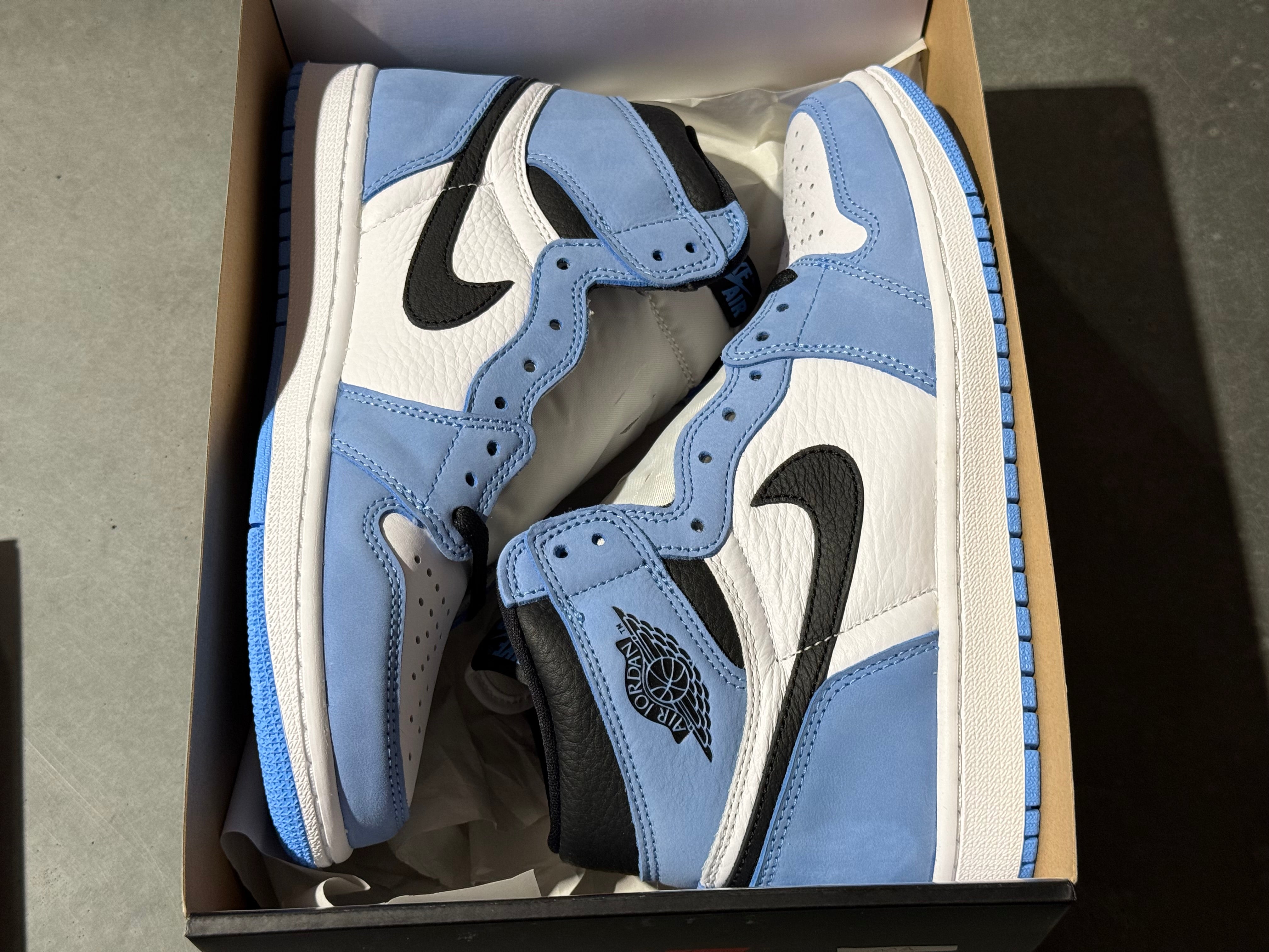 Air Jordan 1 Retro High OG - University Blue Size 8