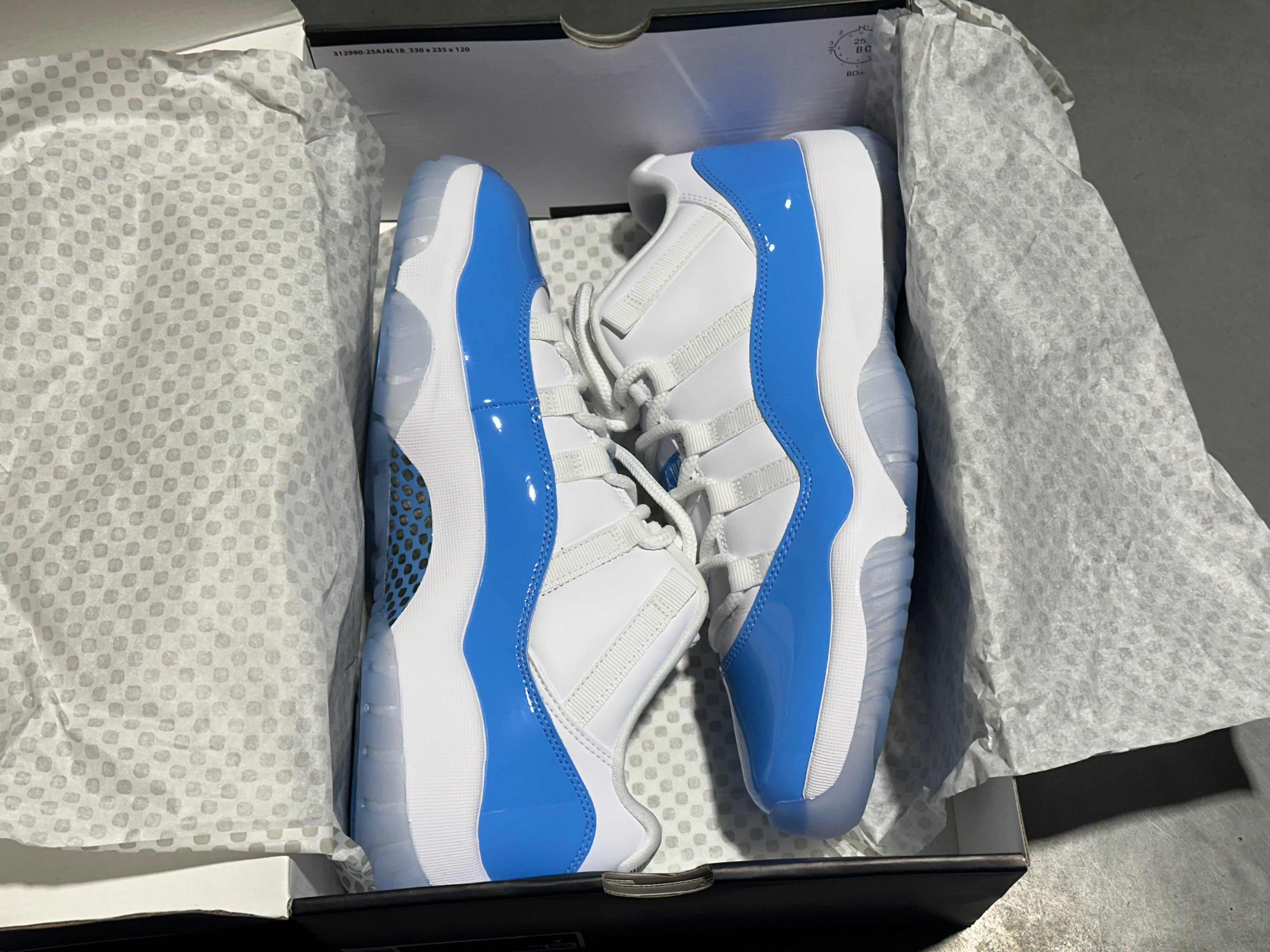 Air Jordan 11 Retro Low - UNC	Size 9.5