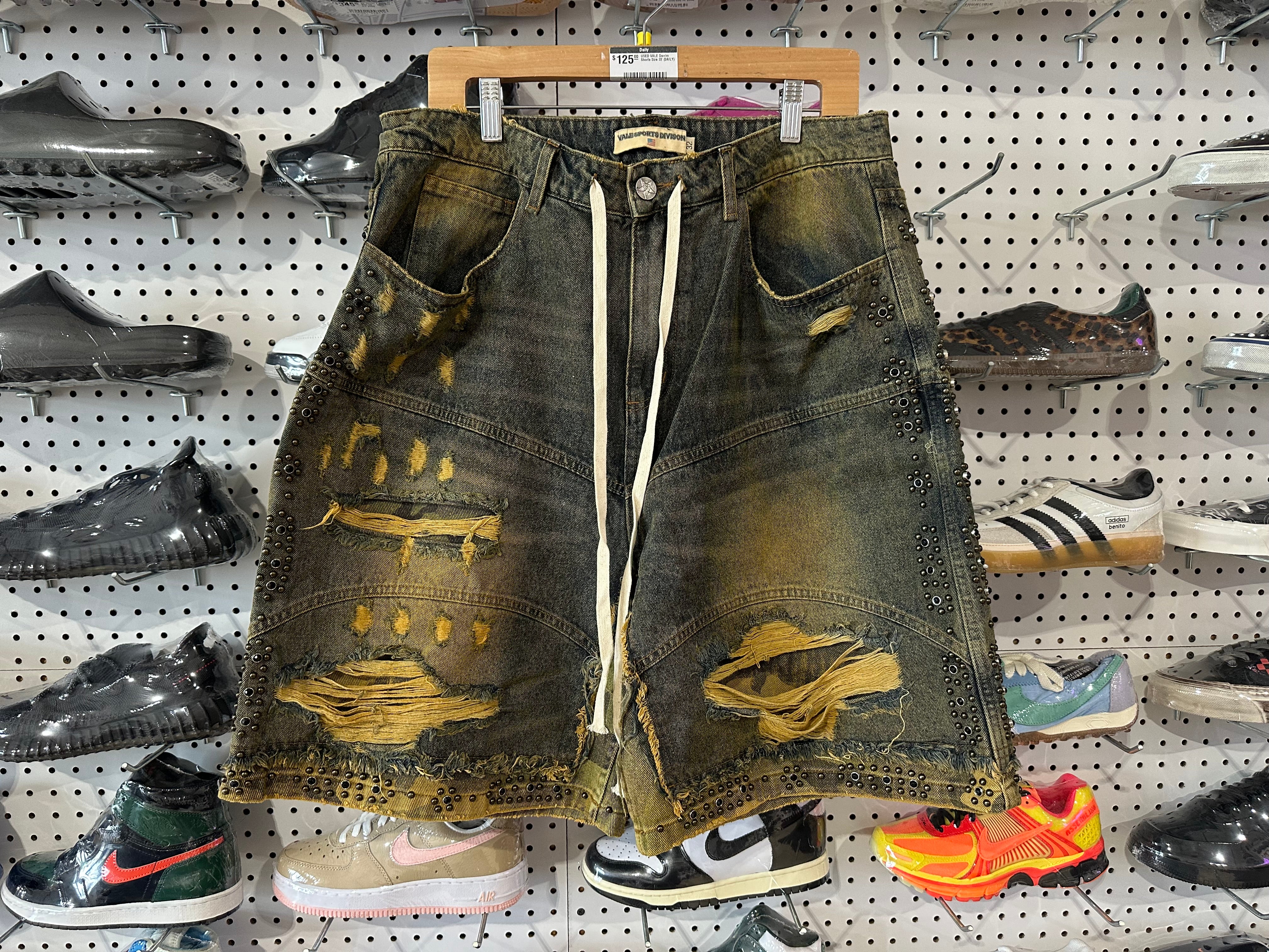 USED VALE Denim Shorts Size 32