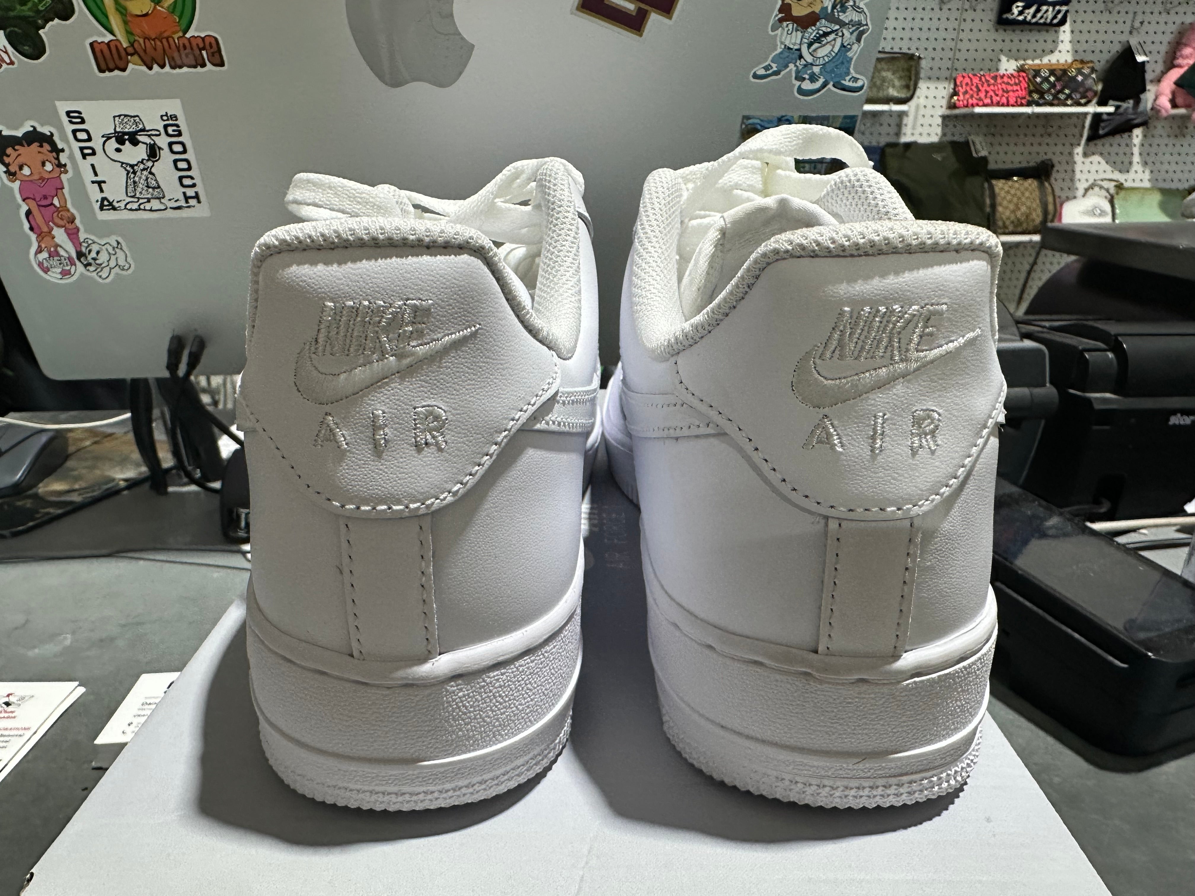 Nike Air Force 1 07 - Triple White Size 9