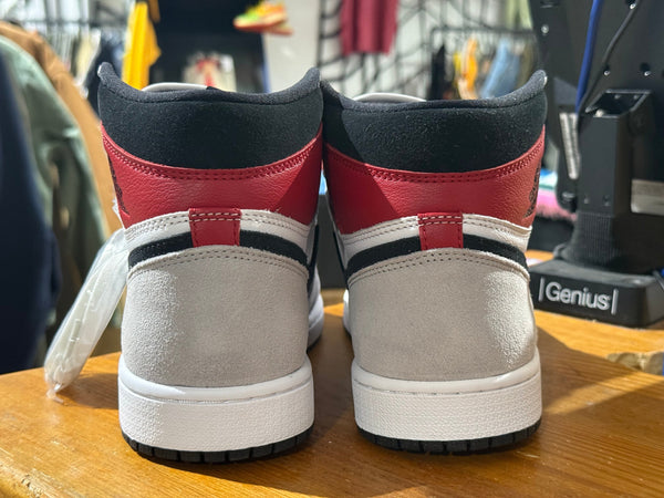 Air Jordan 1 Retro High OG - Light Smoke Grey Size 8.5