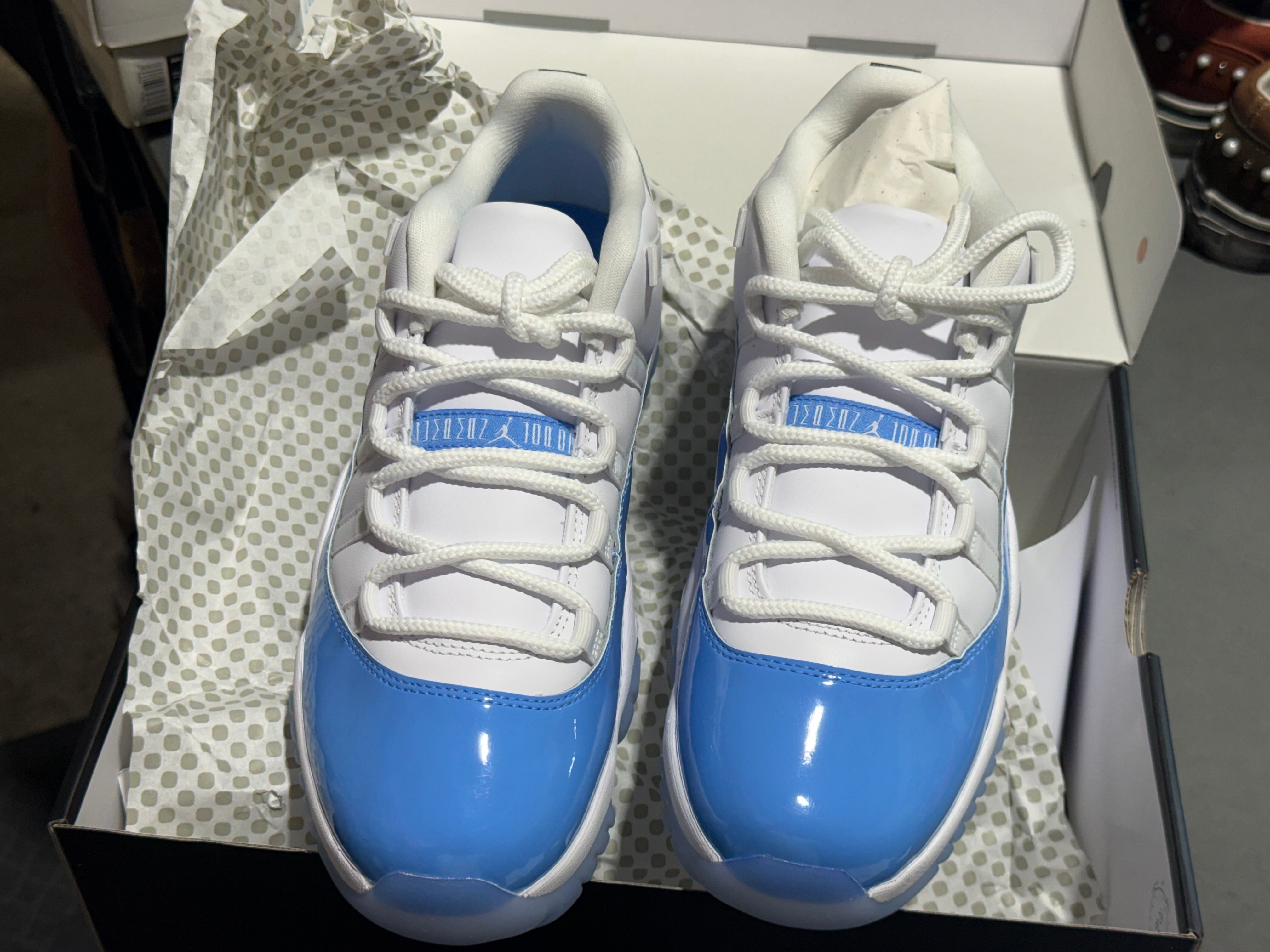 Air Jordan 11 Retro Low - UNC Size 9