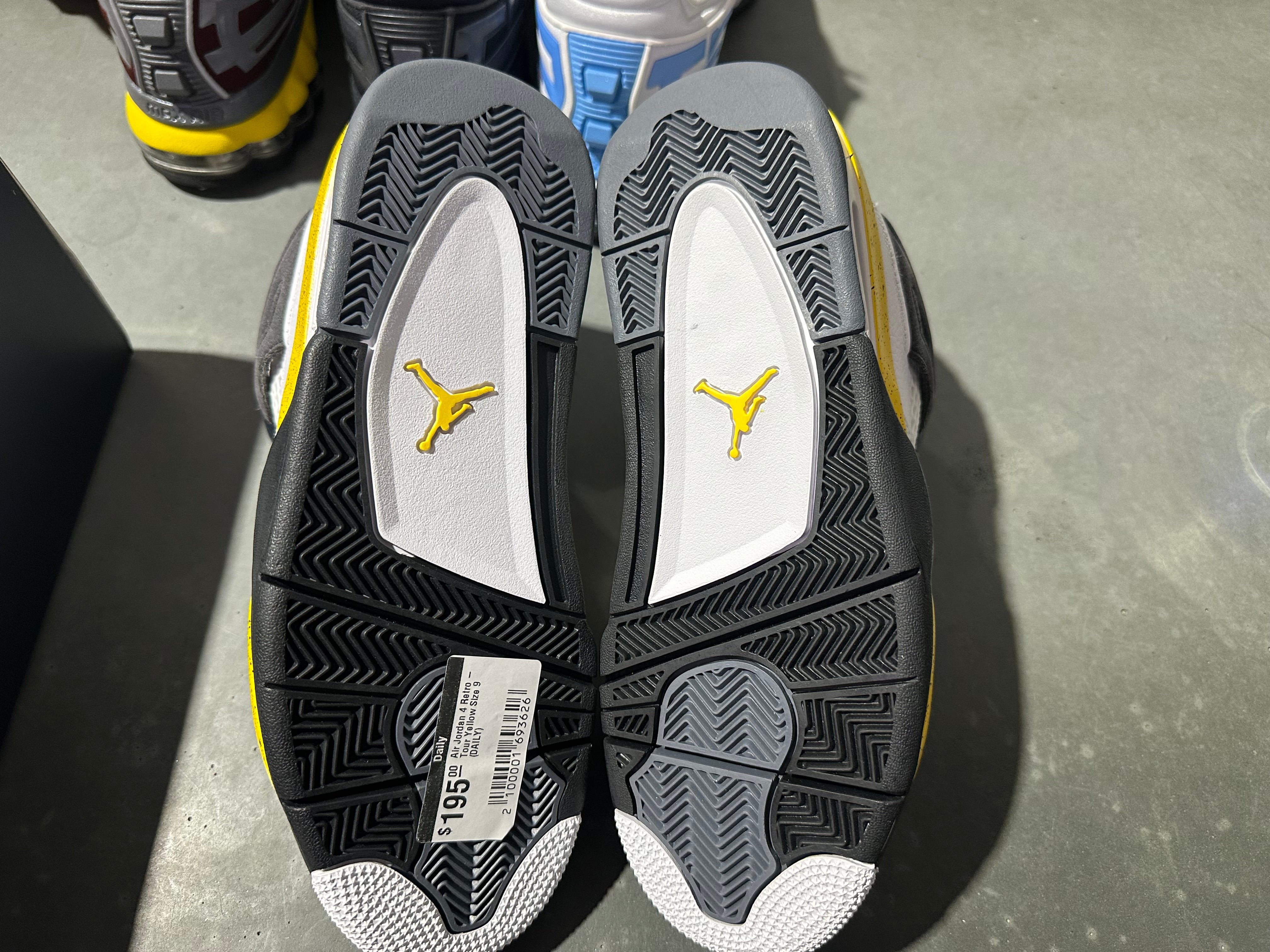 Air Jordan 4 Retro - Tour Yellow Size 9