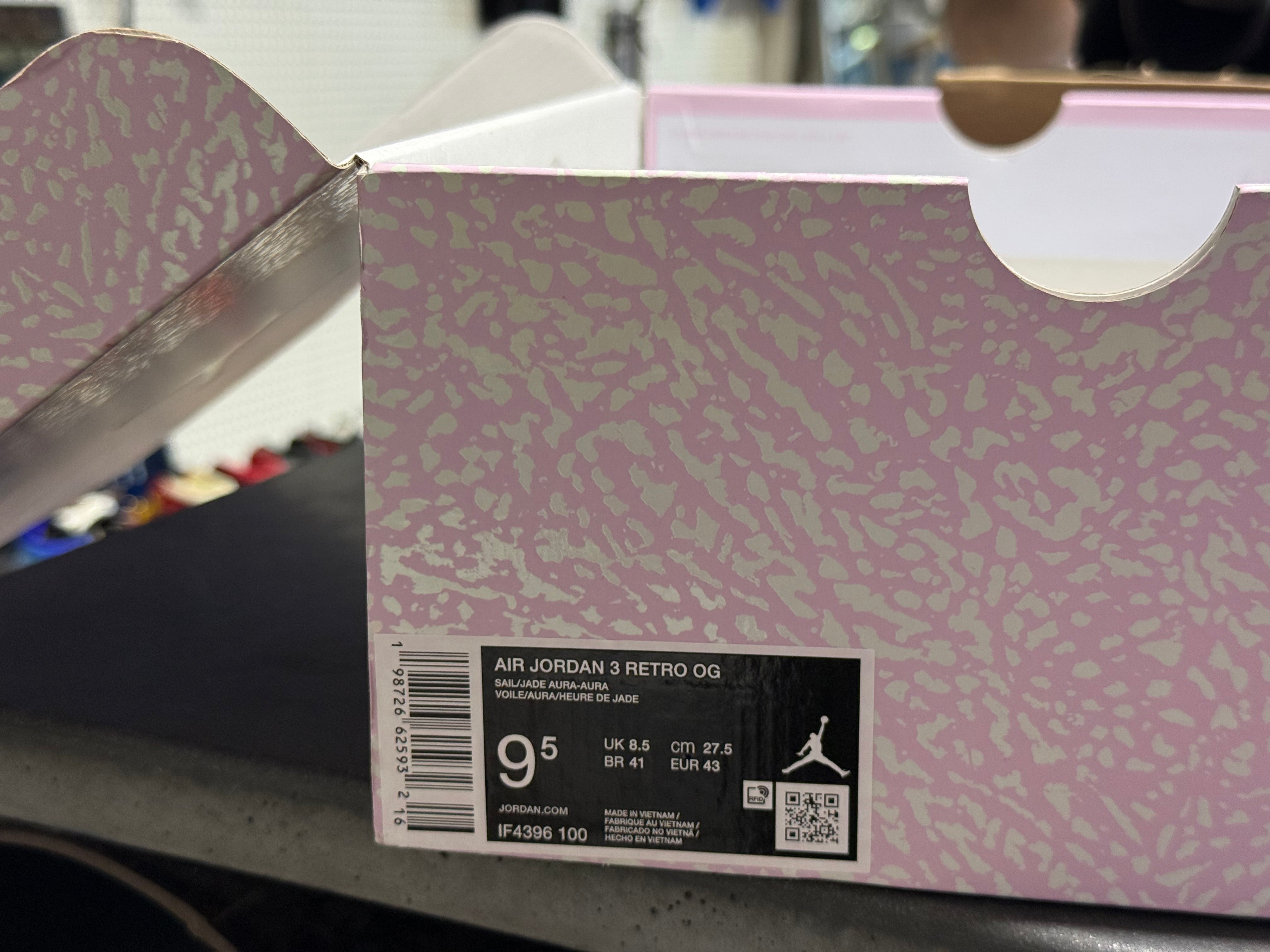 Air Jordan 3 Retro OG - Spring Is In The Air Size 9.5