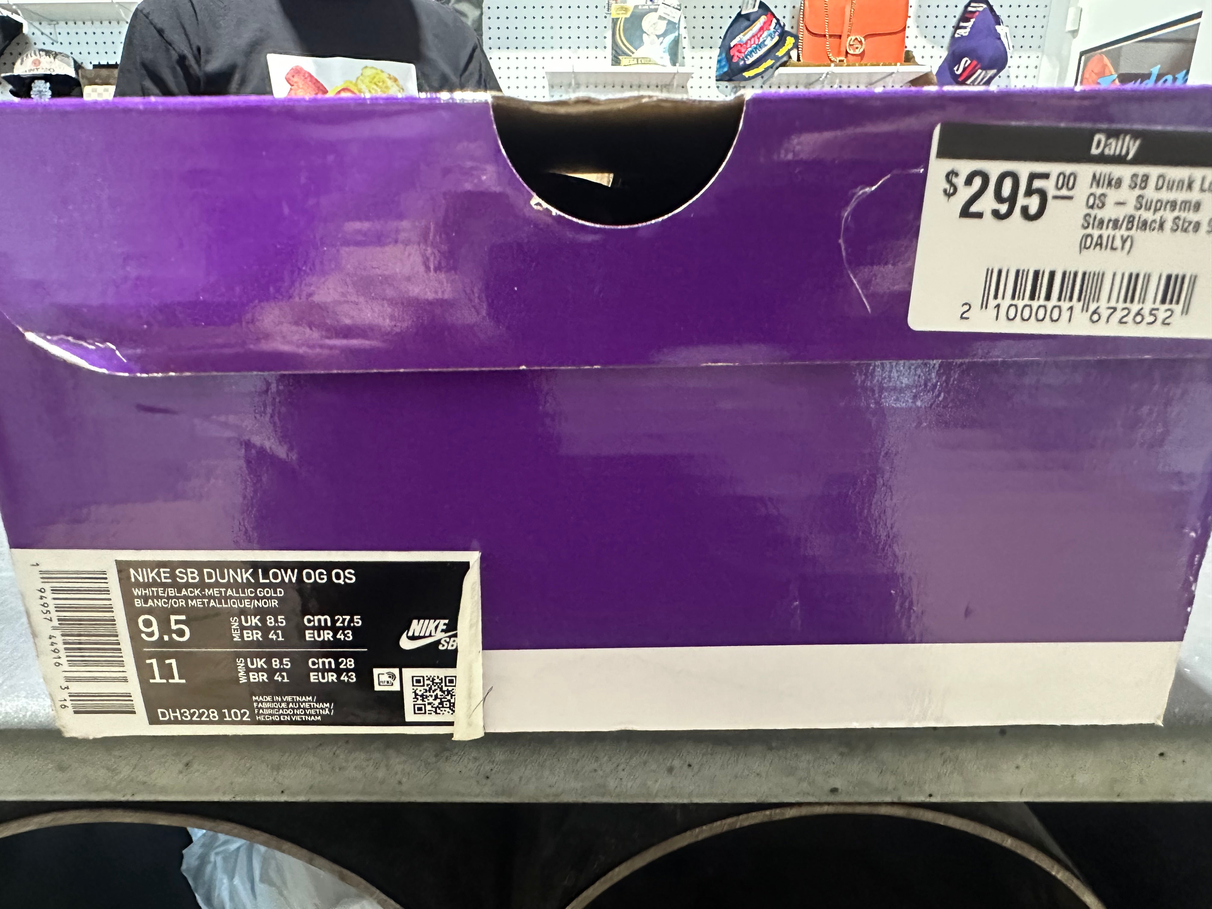 Nike SB Dunk Low OG QS - Supreme Stars/Black Size 9.5