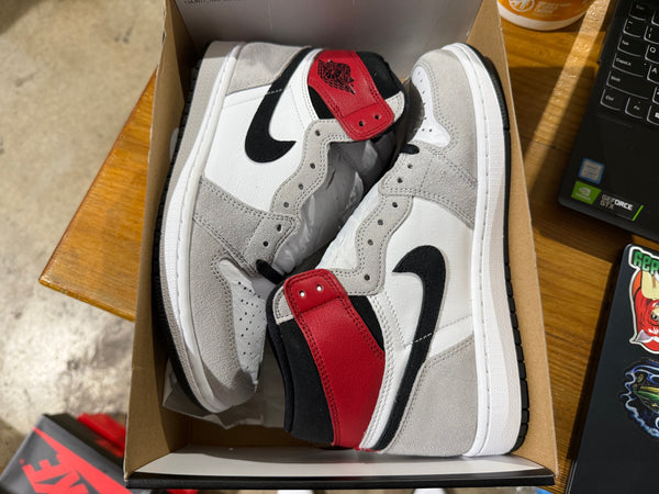 Air Jordan 1 Retro High OG - Light Smoke Grey Size 8.5
