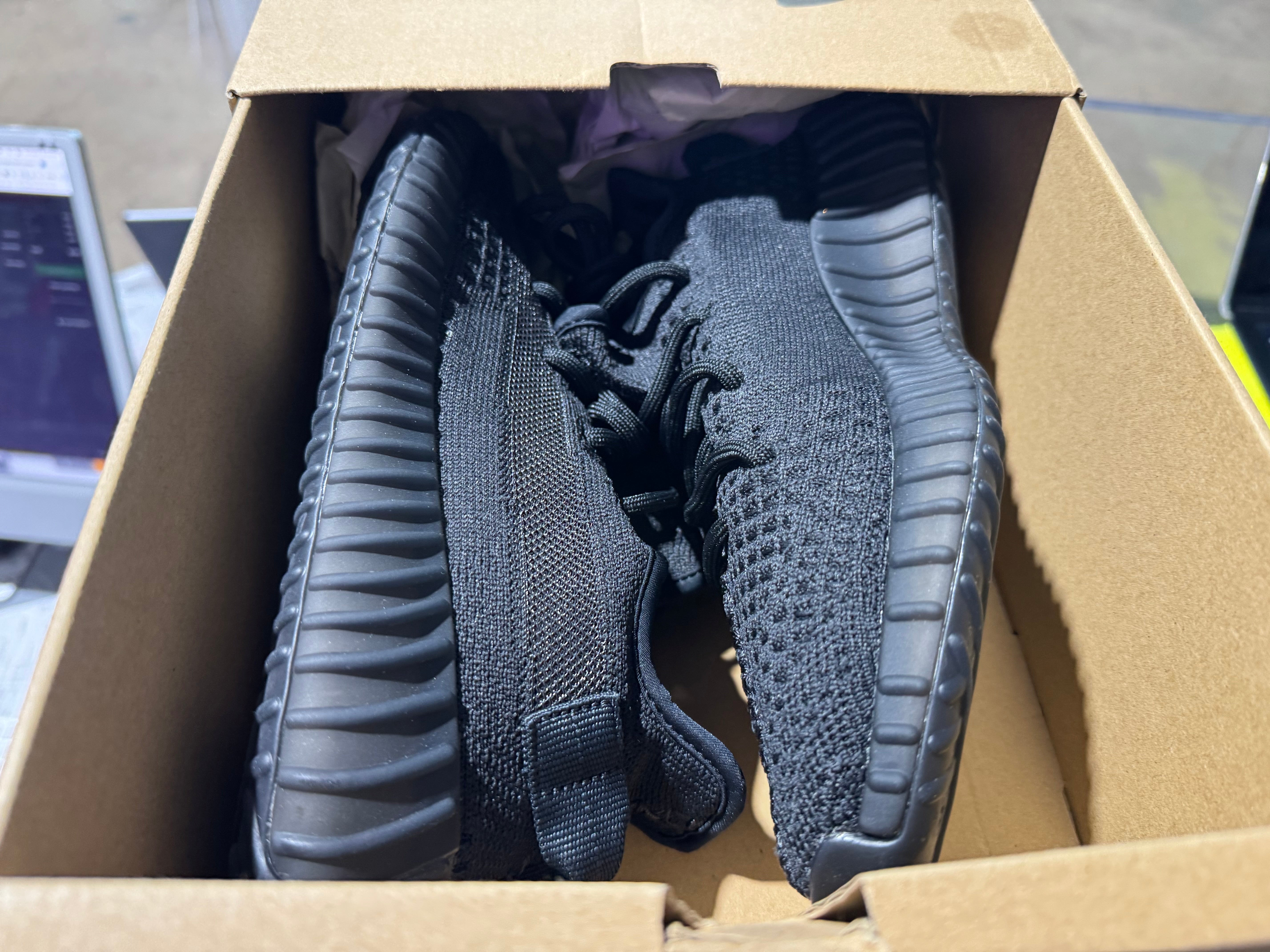 adidas Yeezy Boost 350 V2 - Onyx Size 6.5