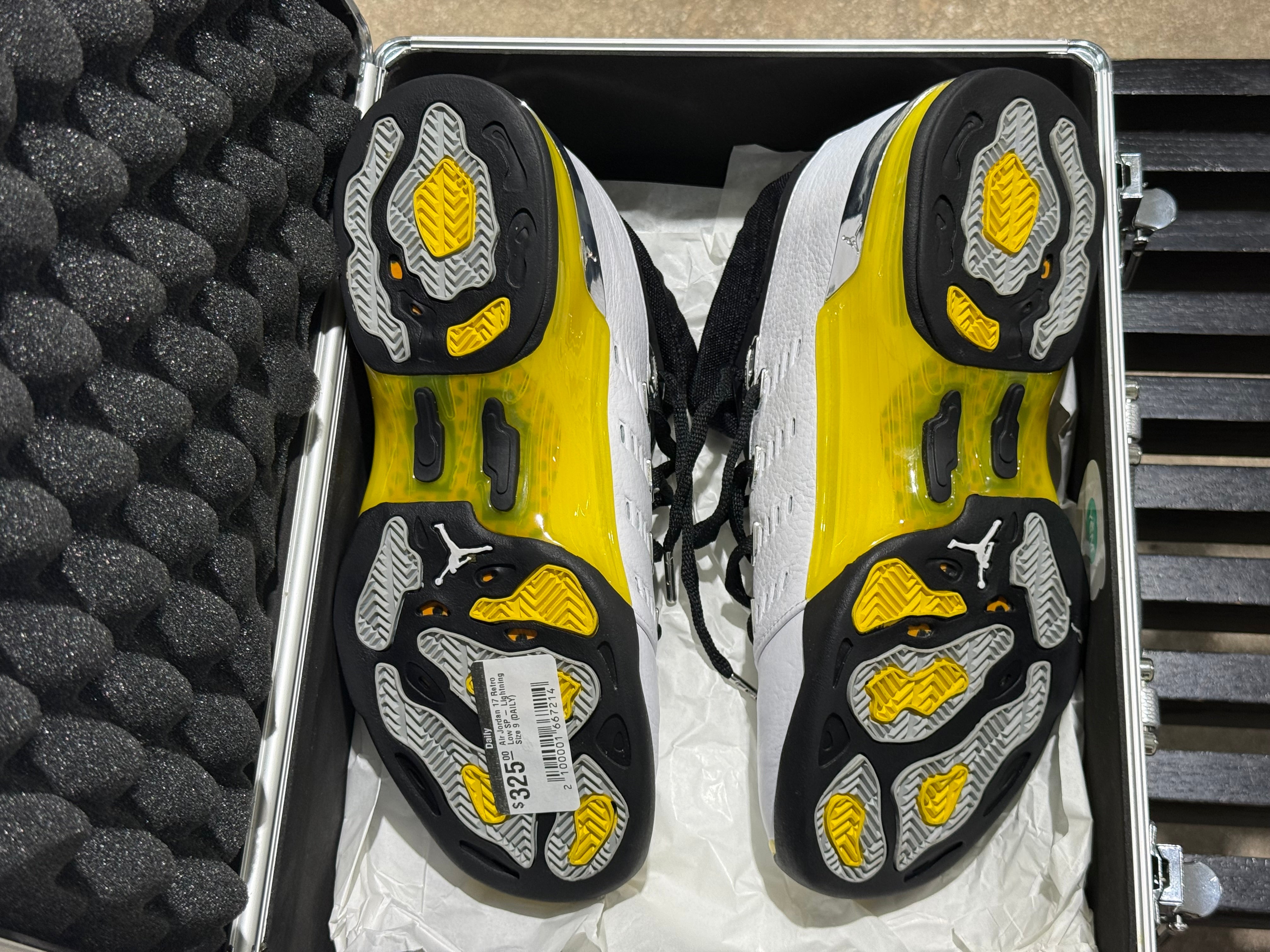 Air Jordan 17 Retro Low SP - Lightning Size 9