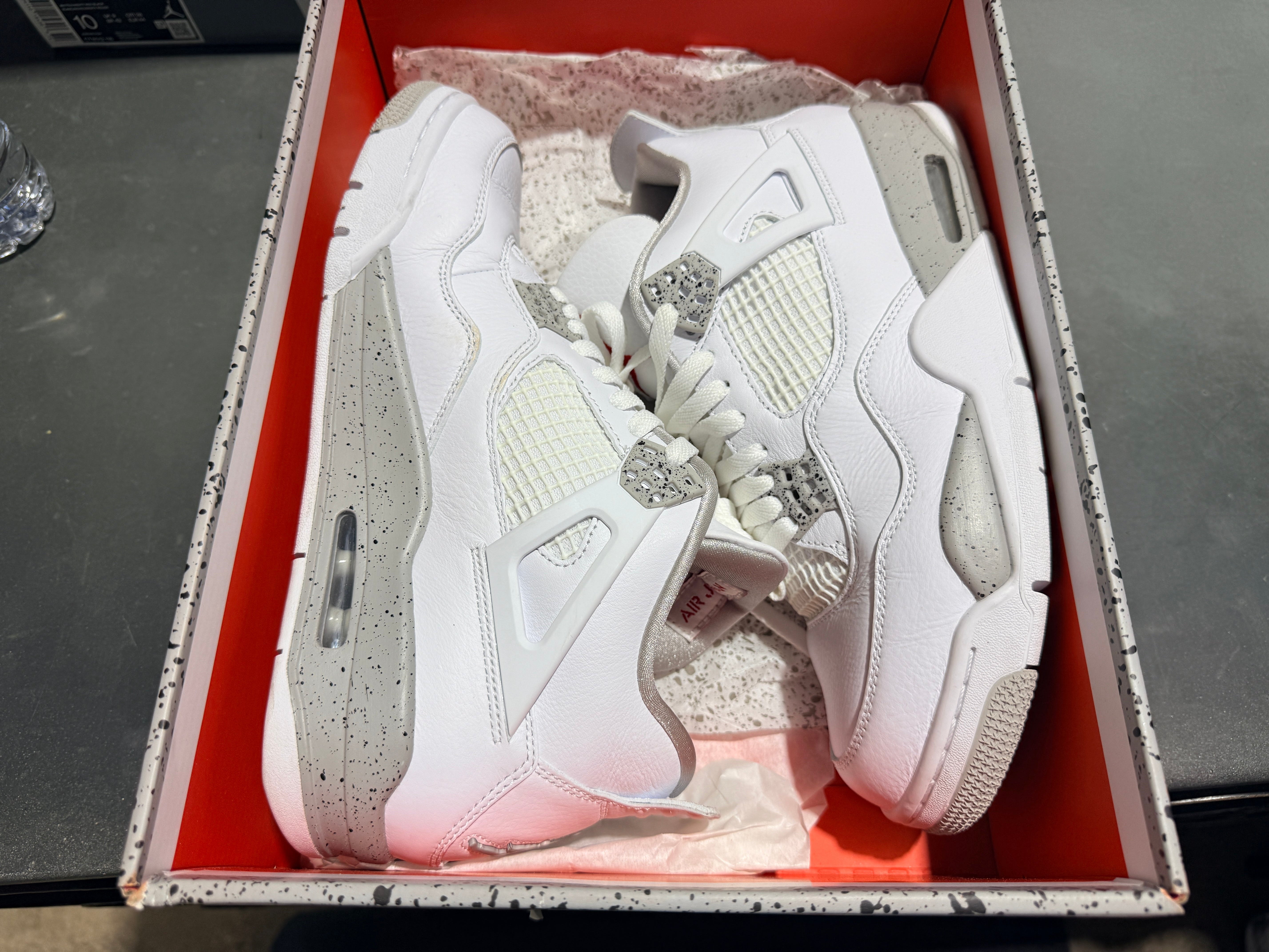 Air Jordan 4 Retro - White Oreo Size 9.5