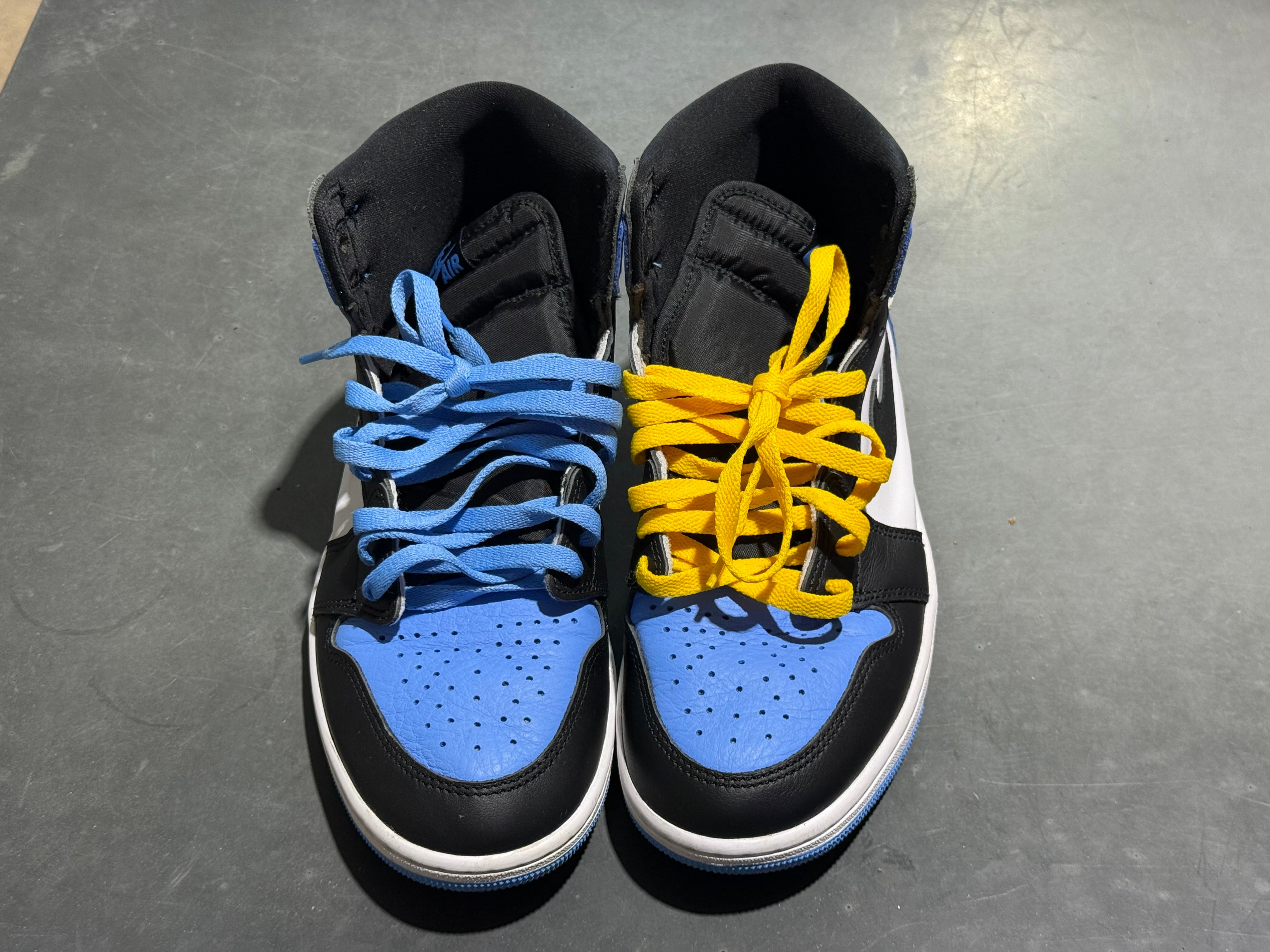 Air Jordan 1 Retro High OG - UNC Toe Size 9.5