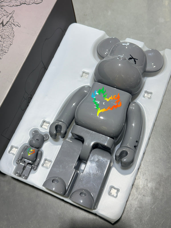 DISPLAYED Medicom x Roarguns 400%+100% Bearbrick Set