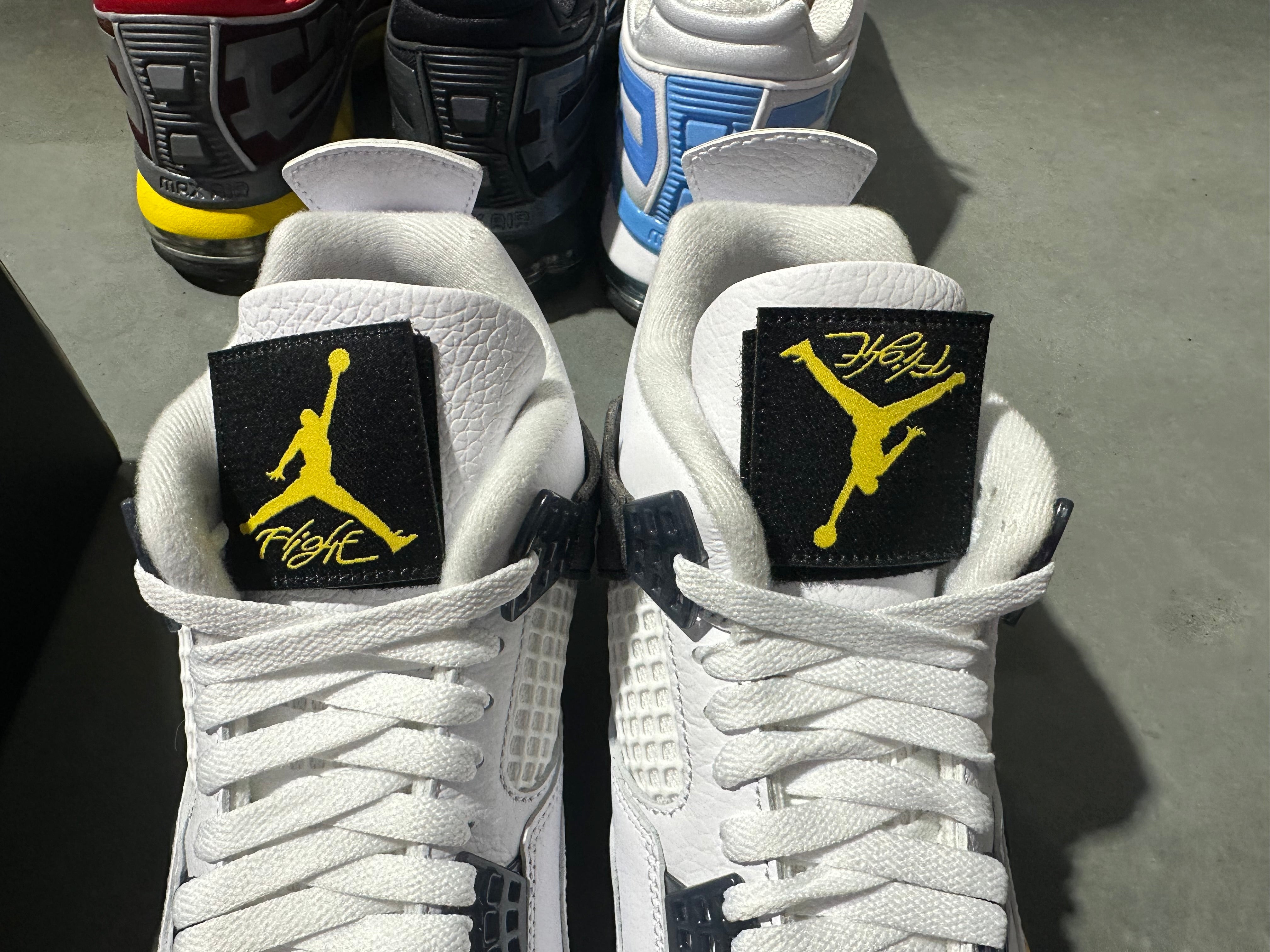 Air Jordan 4 Retro - Tour Yellow Size 9