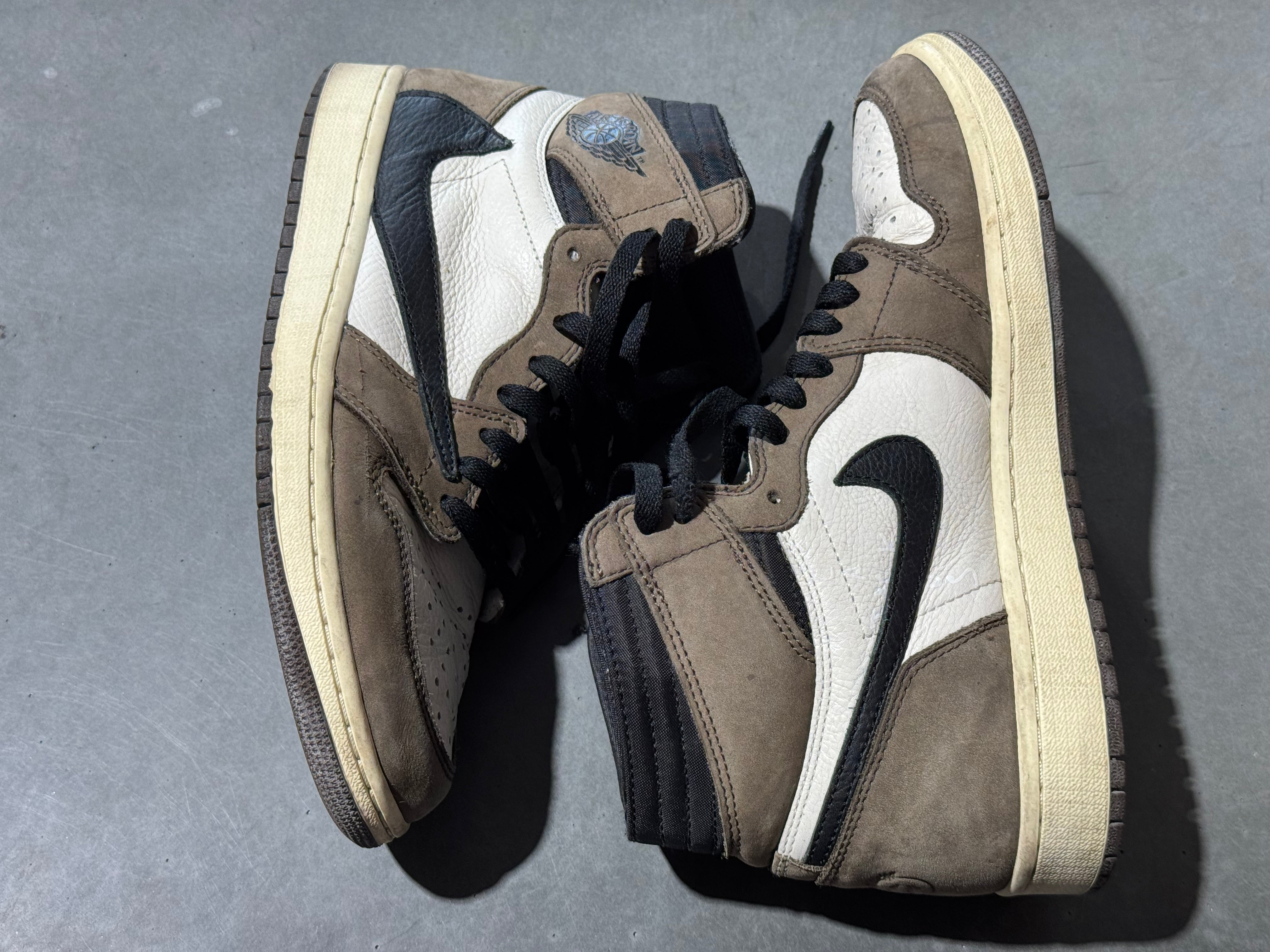 Air Jordan 1 Retro High OG - Travis Scott Mocha Size 9