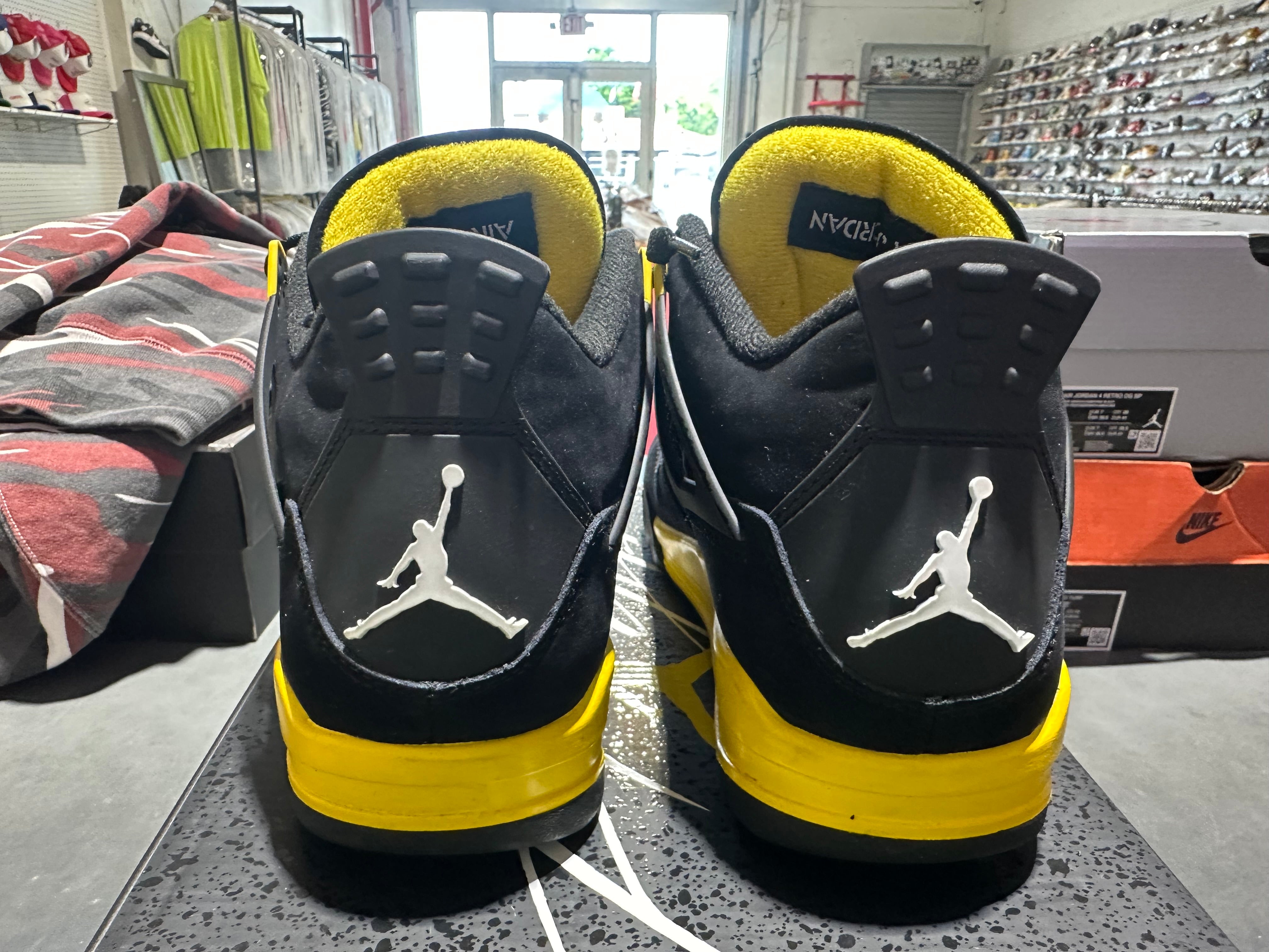 Air Jordan 4 Retro - Thunder 2023 Size 8
