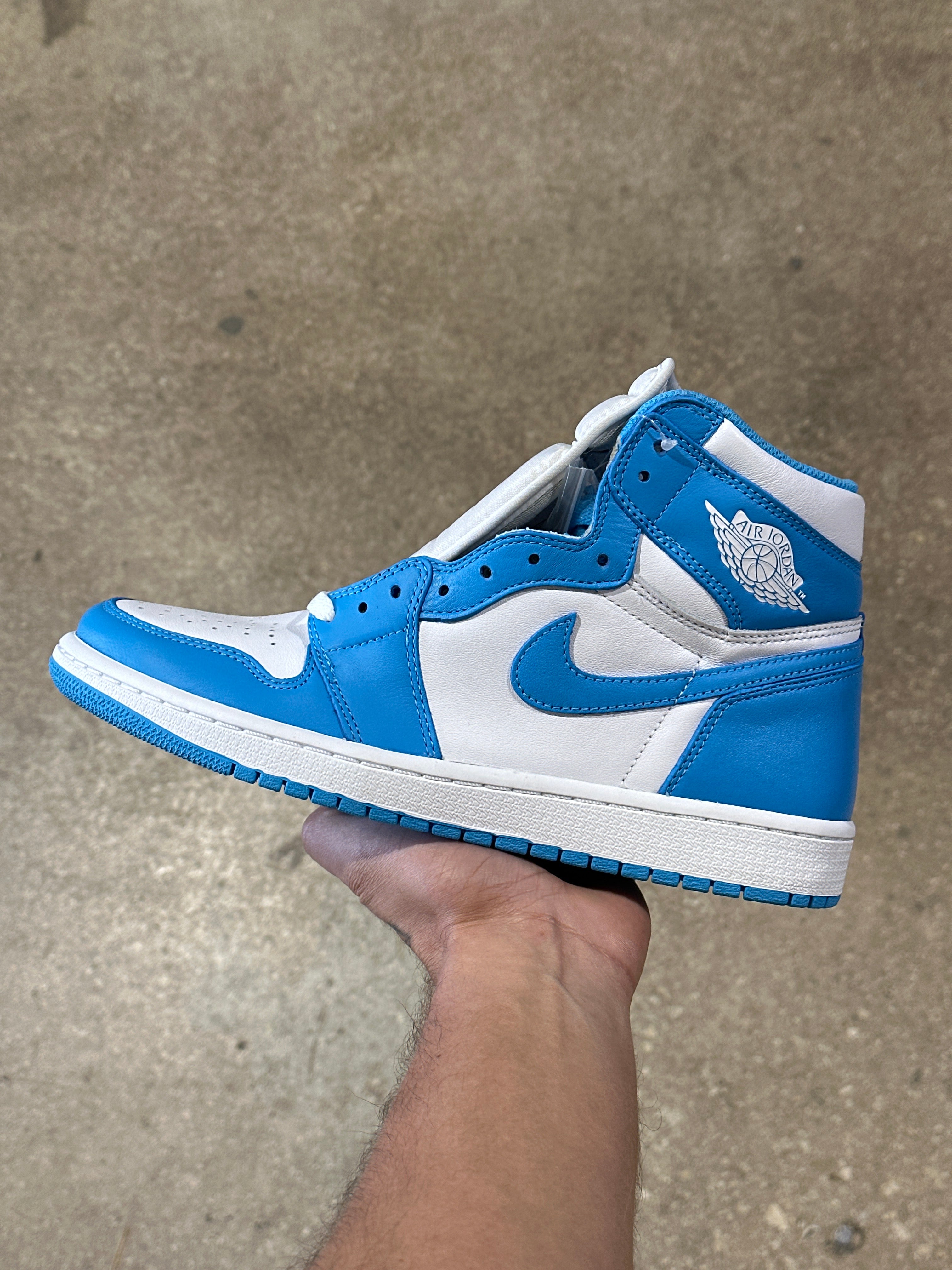 Air Jordan 1 Retro High OG - UNC Size 9.5