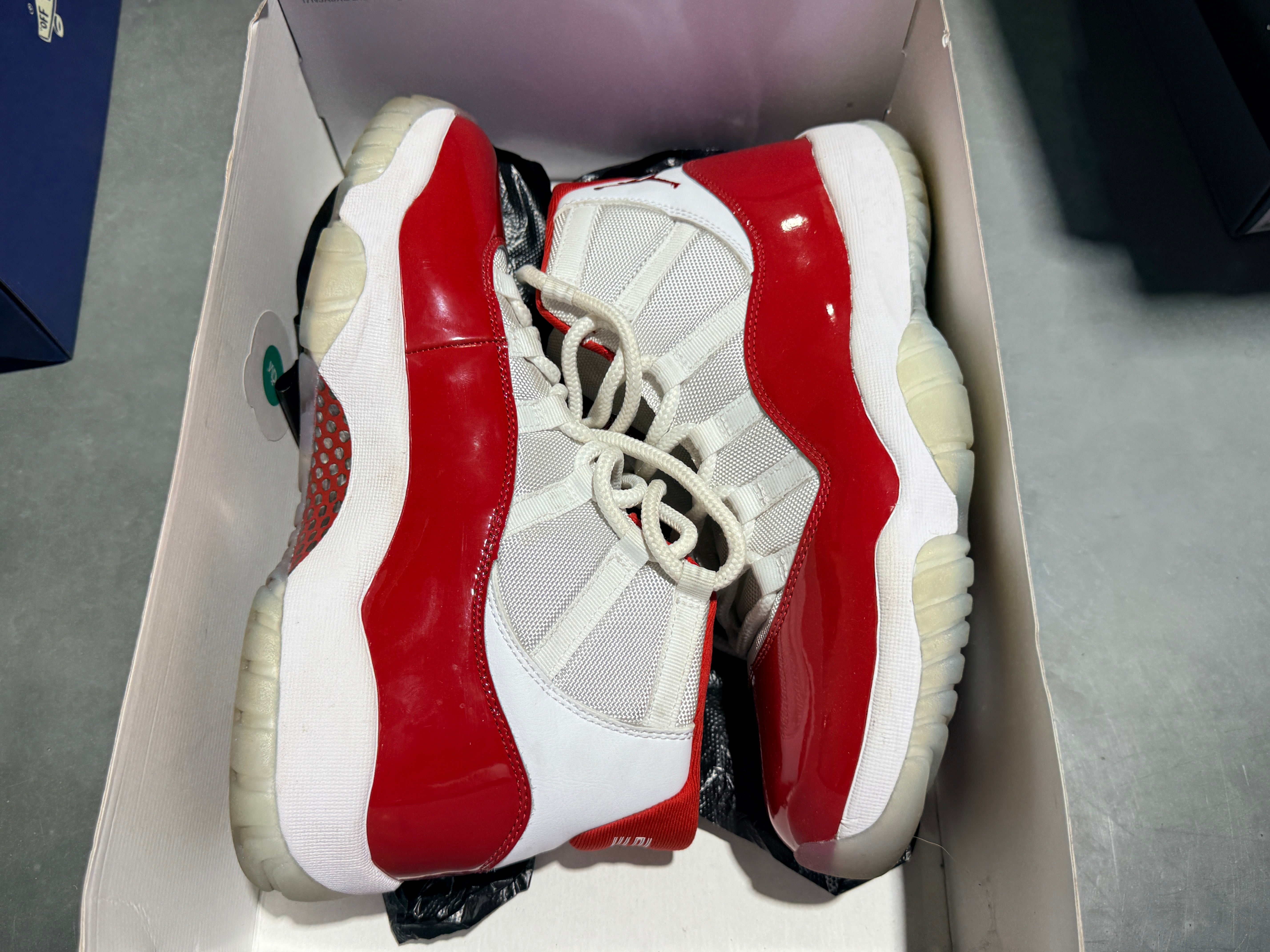 Air Jordan 11 Retro - Cherry Size 10