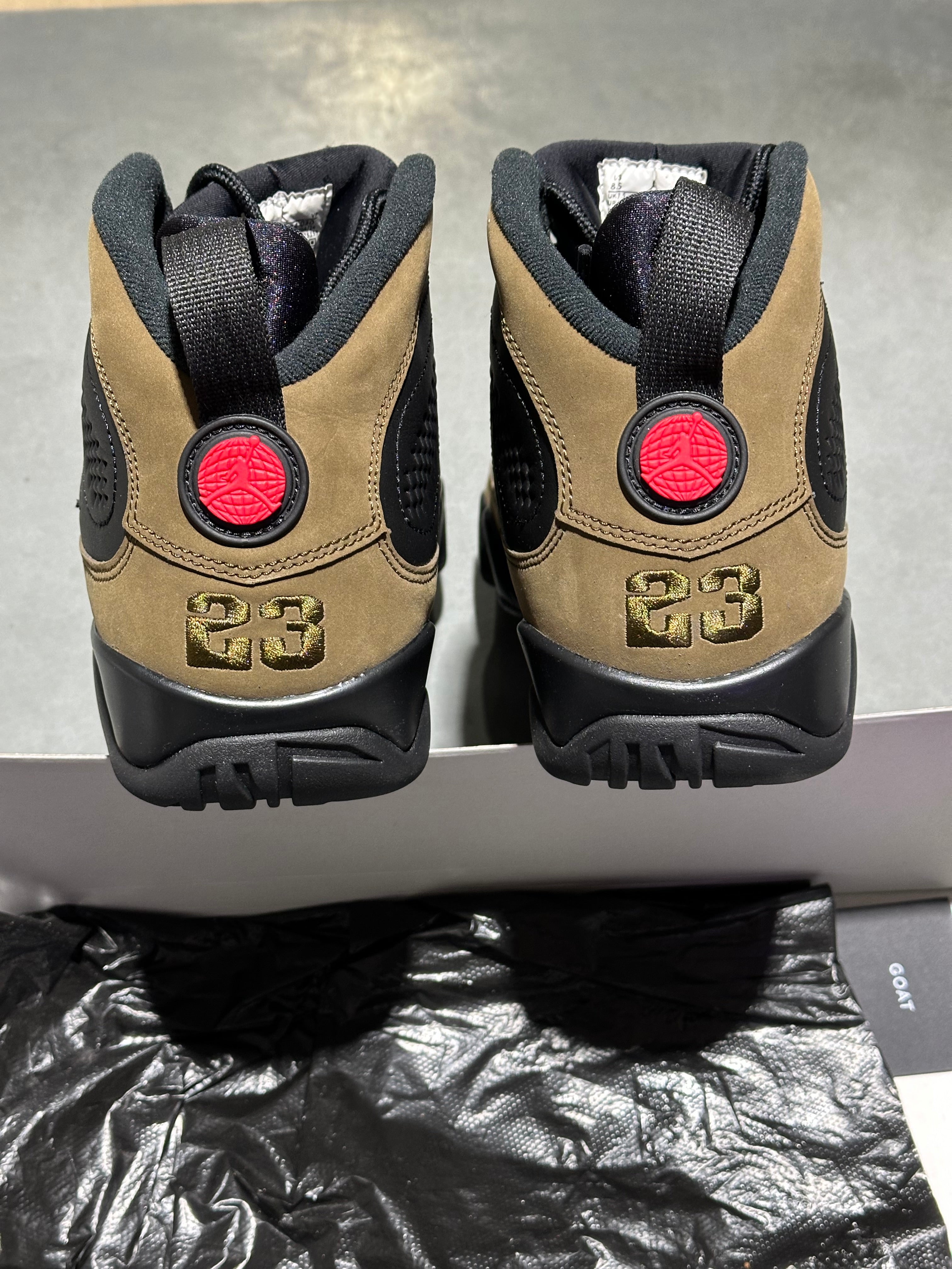 Air Jordan 9 Retro - Olive Size 8.5