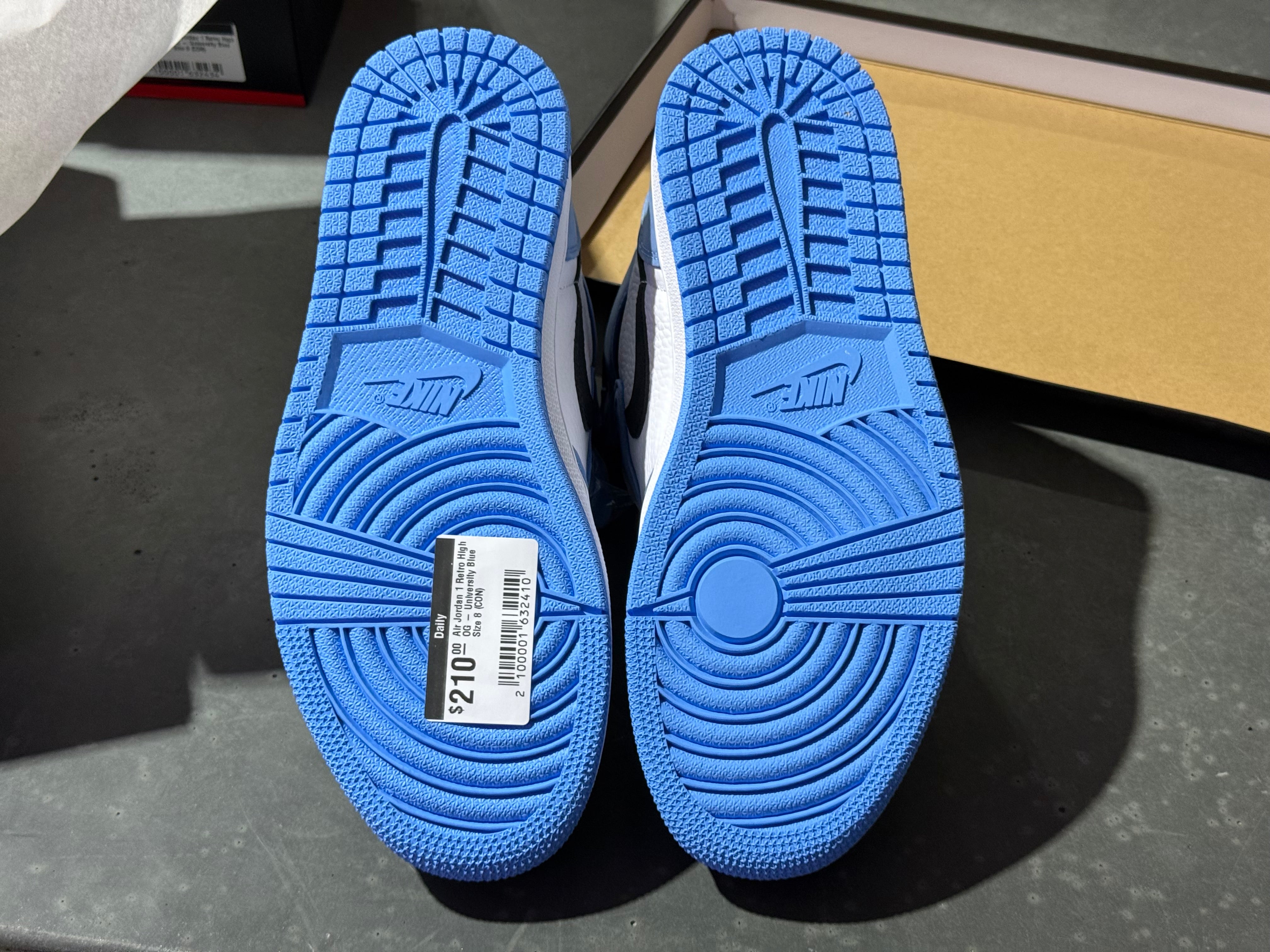 Air Jordan 1 Retro High OG - University Blue Size 8