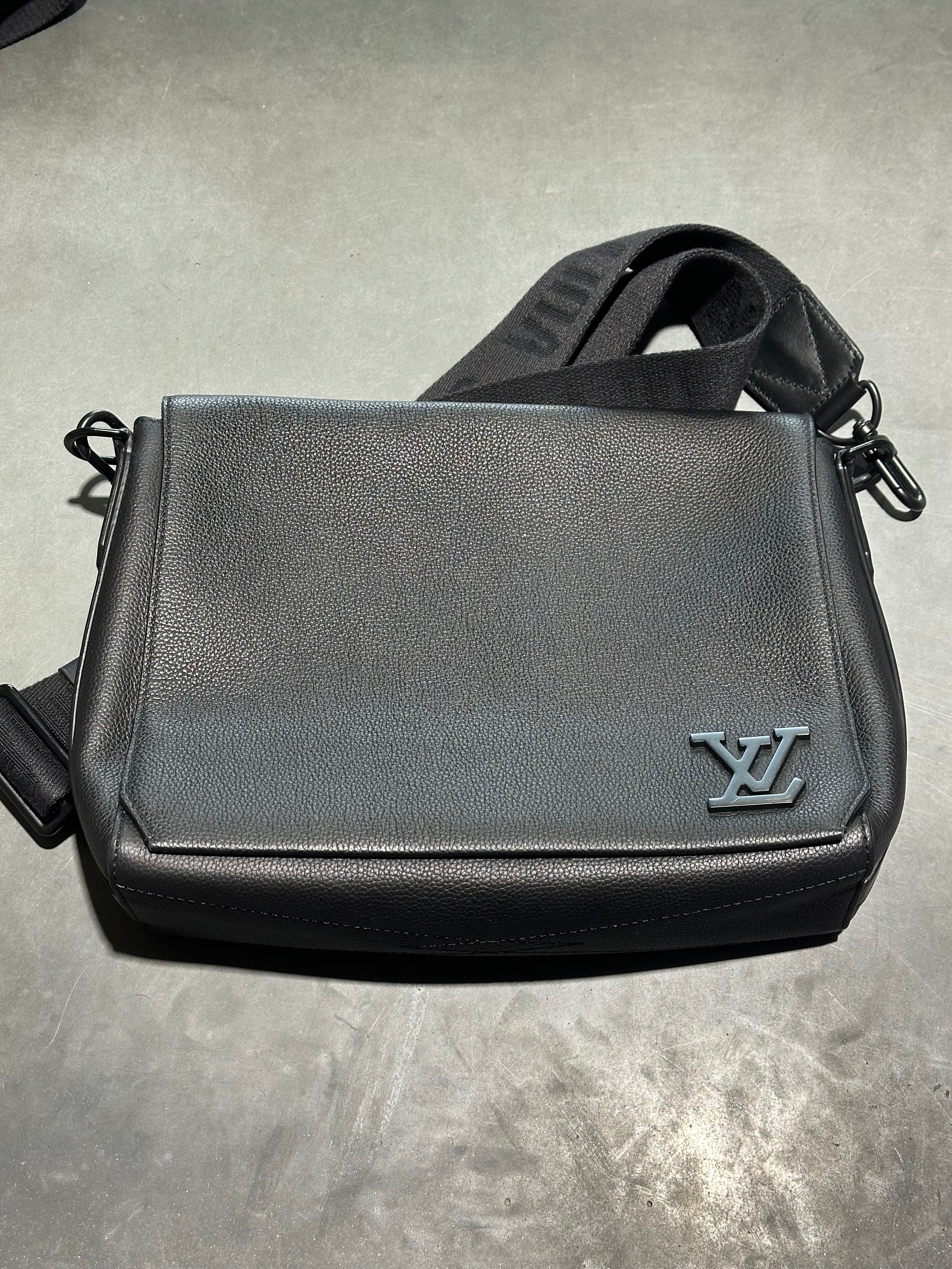 USED Louis Vuitton Aerogram Takeoff Messenger Bag - Black