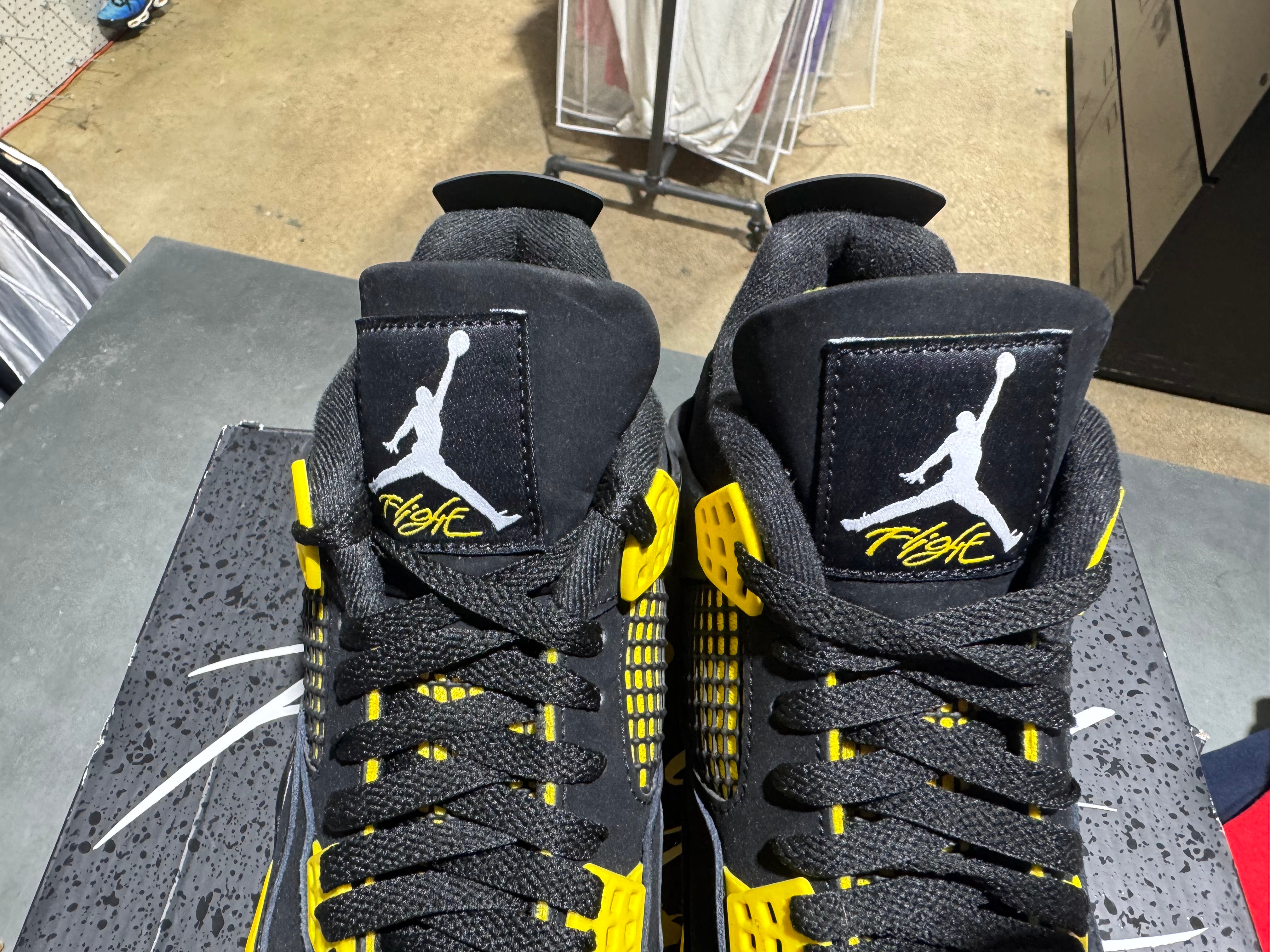 Air Jordan 4 Retro - Thunder 2023 Size 8.5