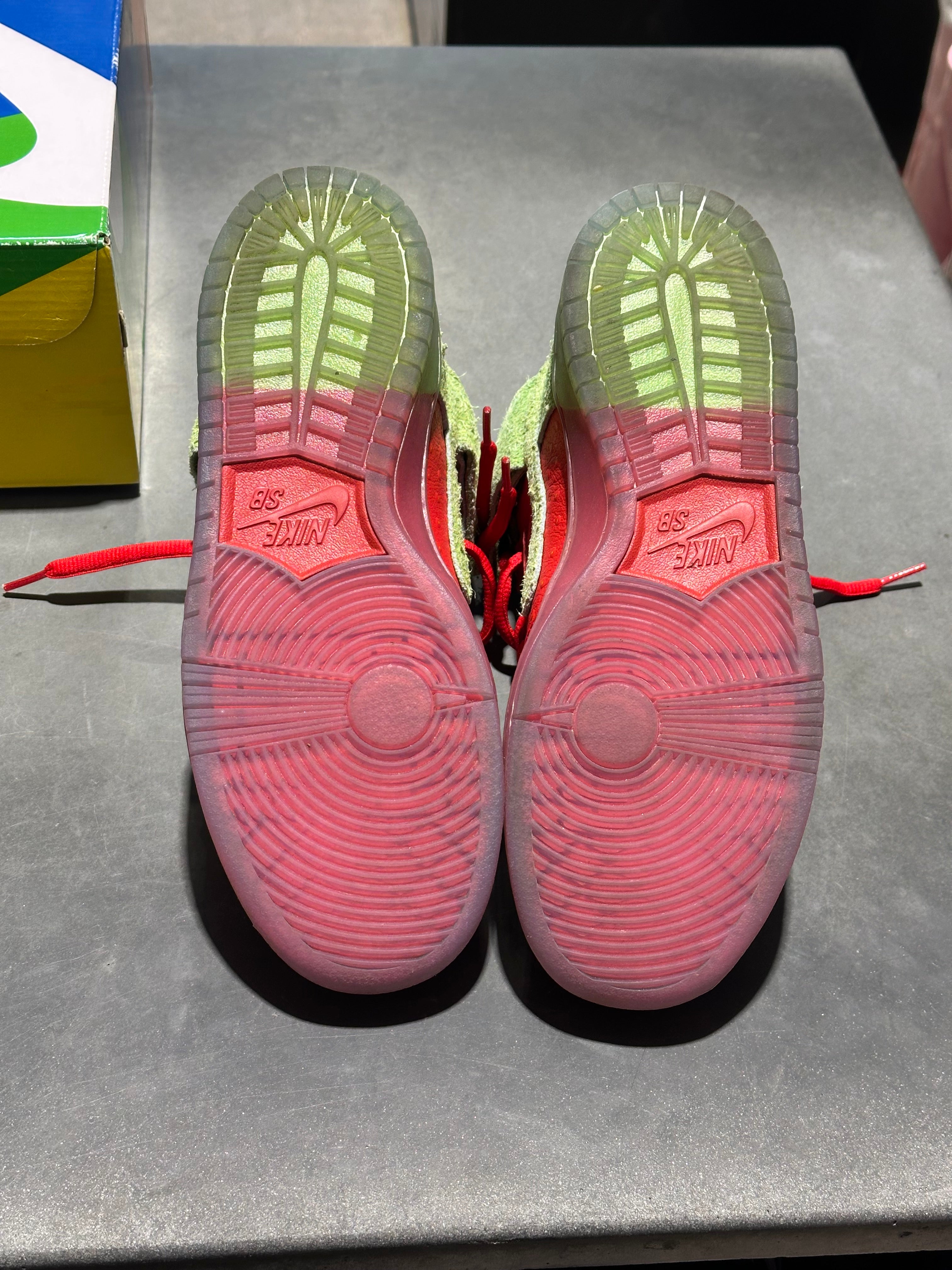 Nike SB Dunk High - Strawberry Cough Size 8