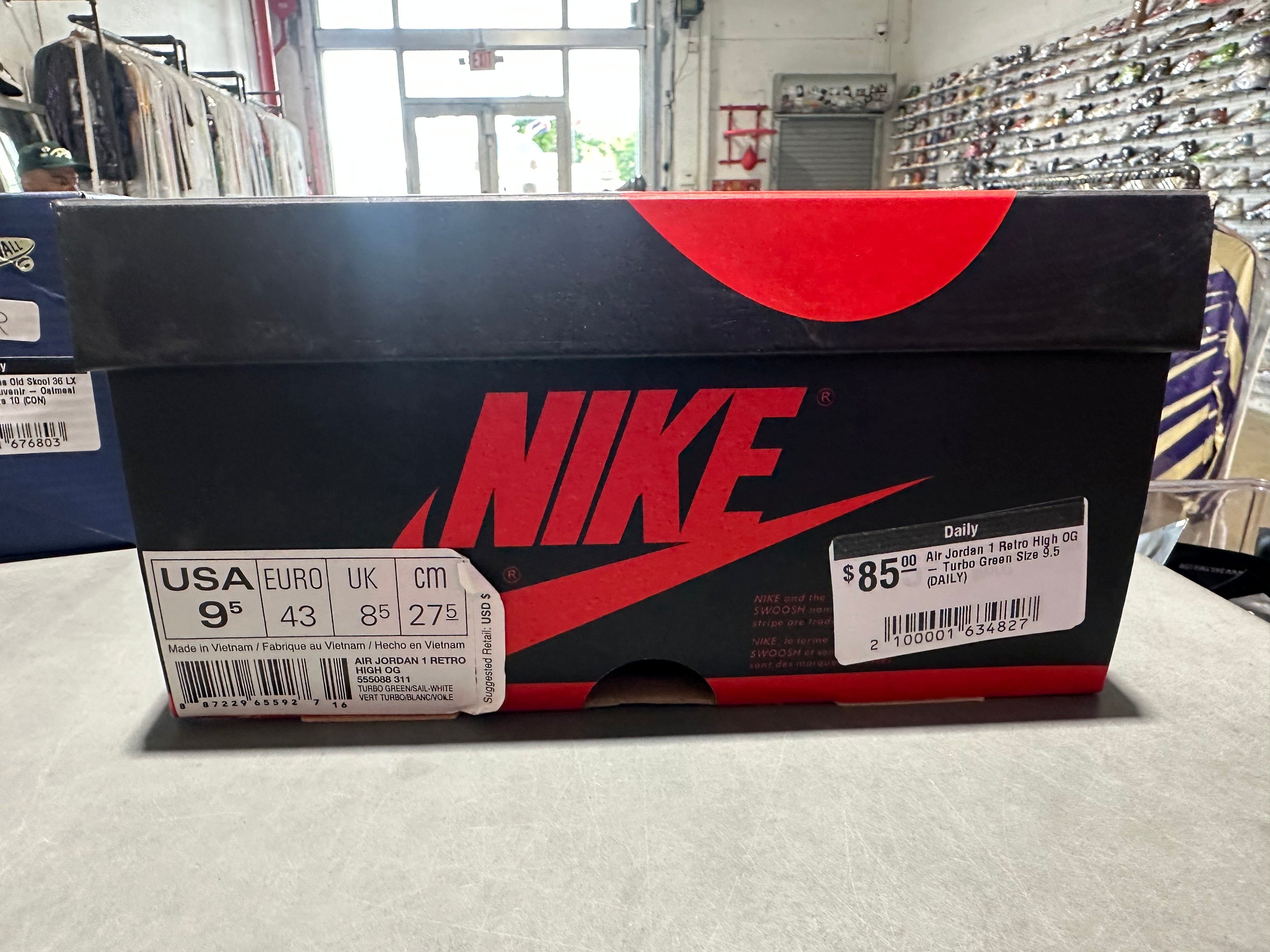 Air Jordan 1 Retro High OG - Turbo Green Size 9.5