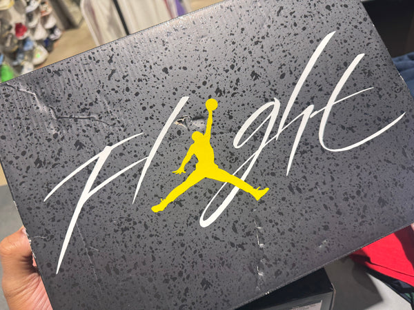 Air Jordan 4 Retro - Thunder 2023 Size 8.5