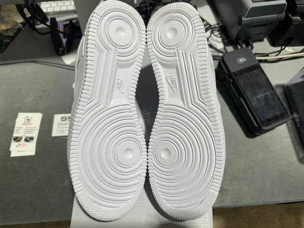 Nike Air Force 1 07 - Triple White Size 9