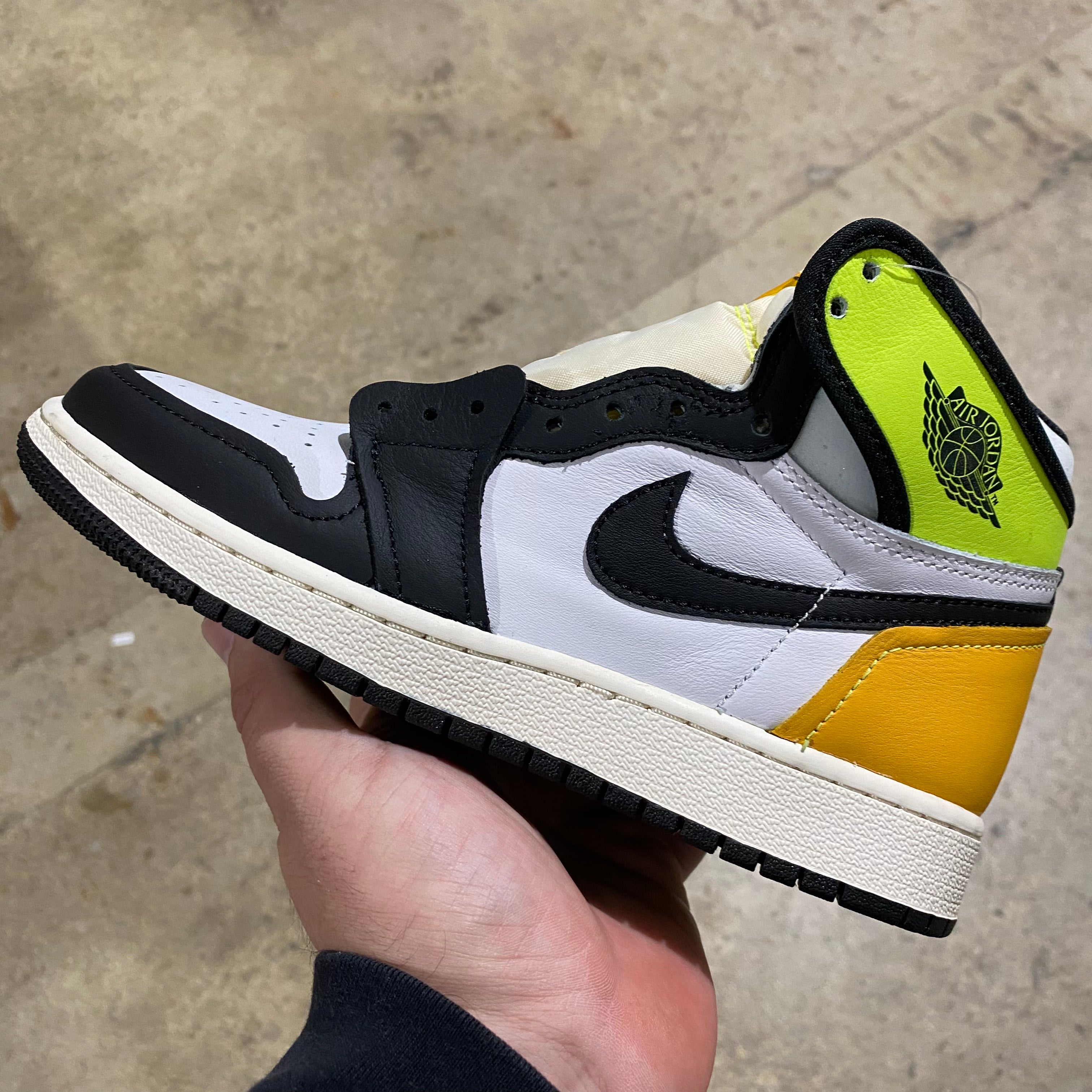 Jordan 1 Retro Hi (GS) - White Black Volt University Gold