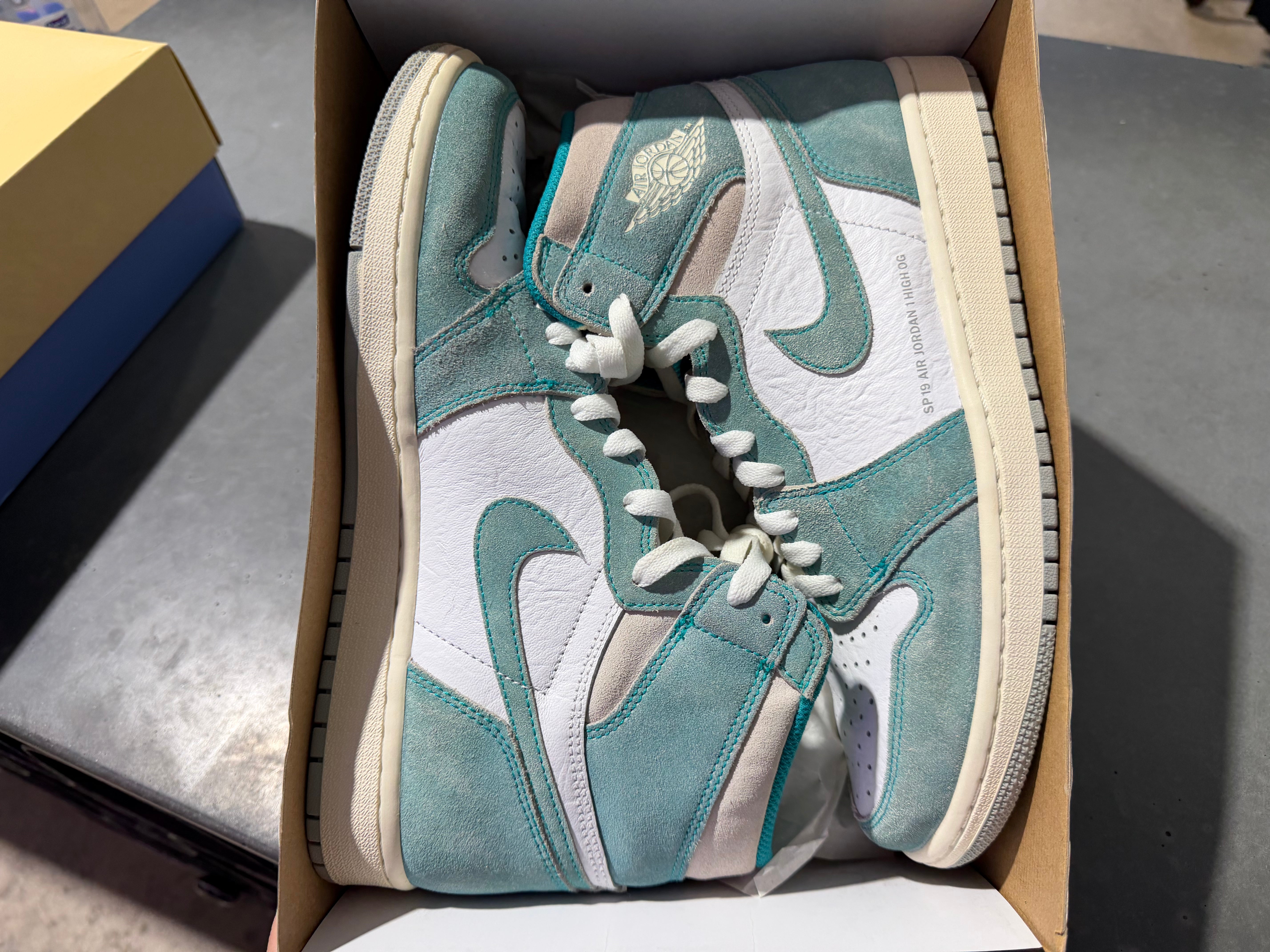 Air Jordan 1 Retro High OG - Turbo Green Size 9.5