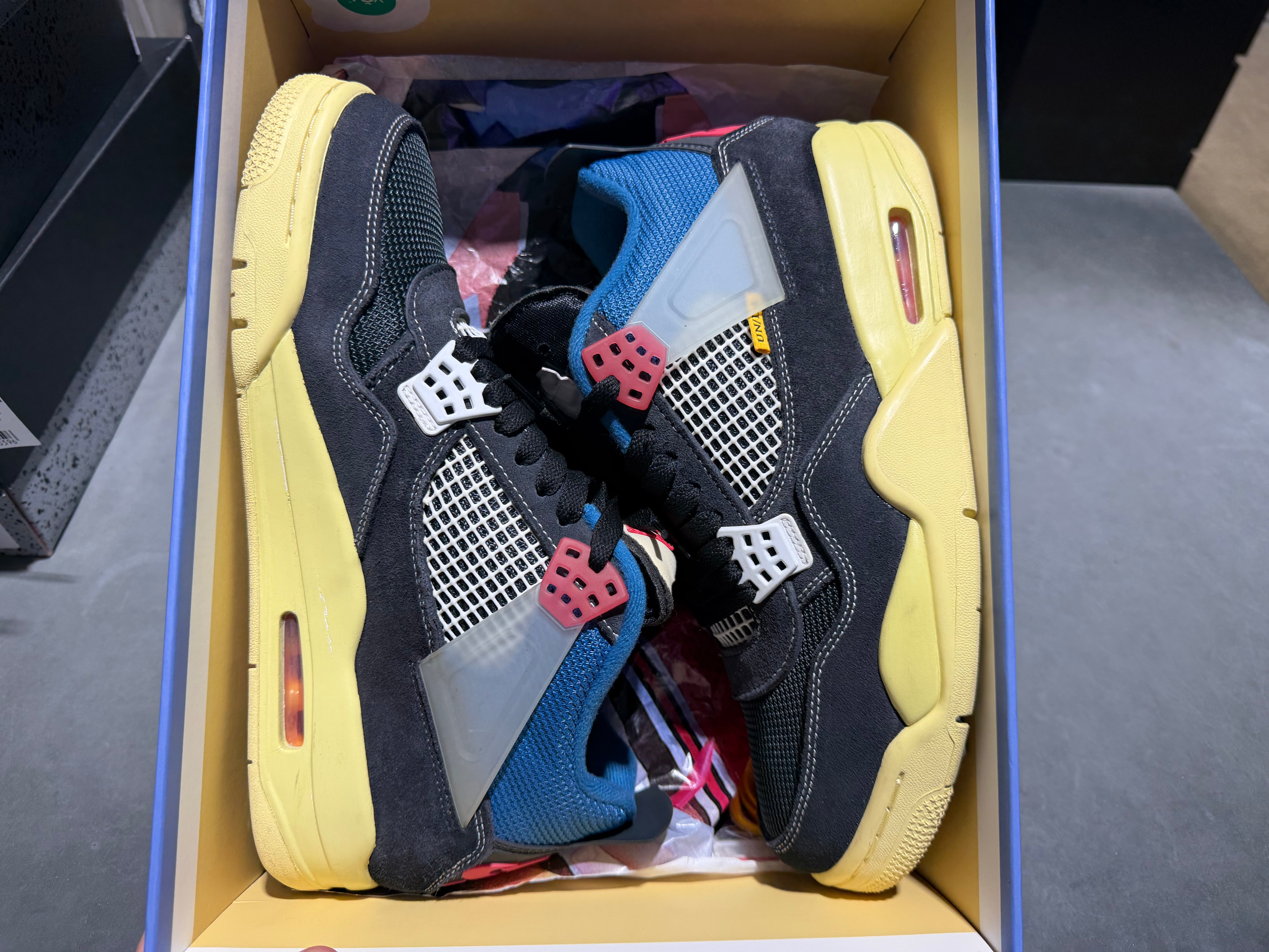 Air Jordan 4 Retro - Union Off Noir Size 9.5