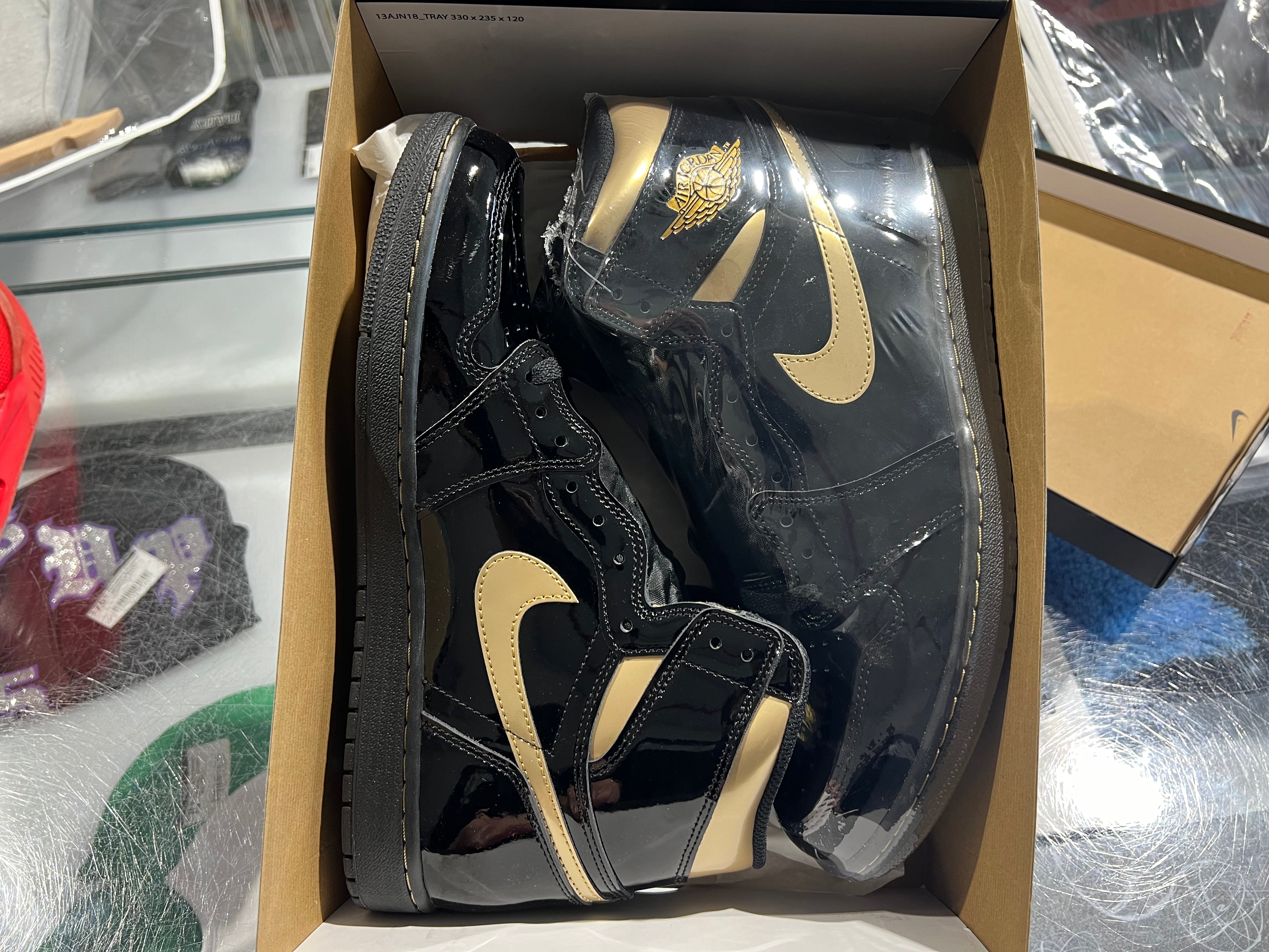 Air Jordan 1 Retro High - Black Metallic Gold 2020 Size 11