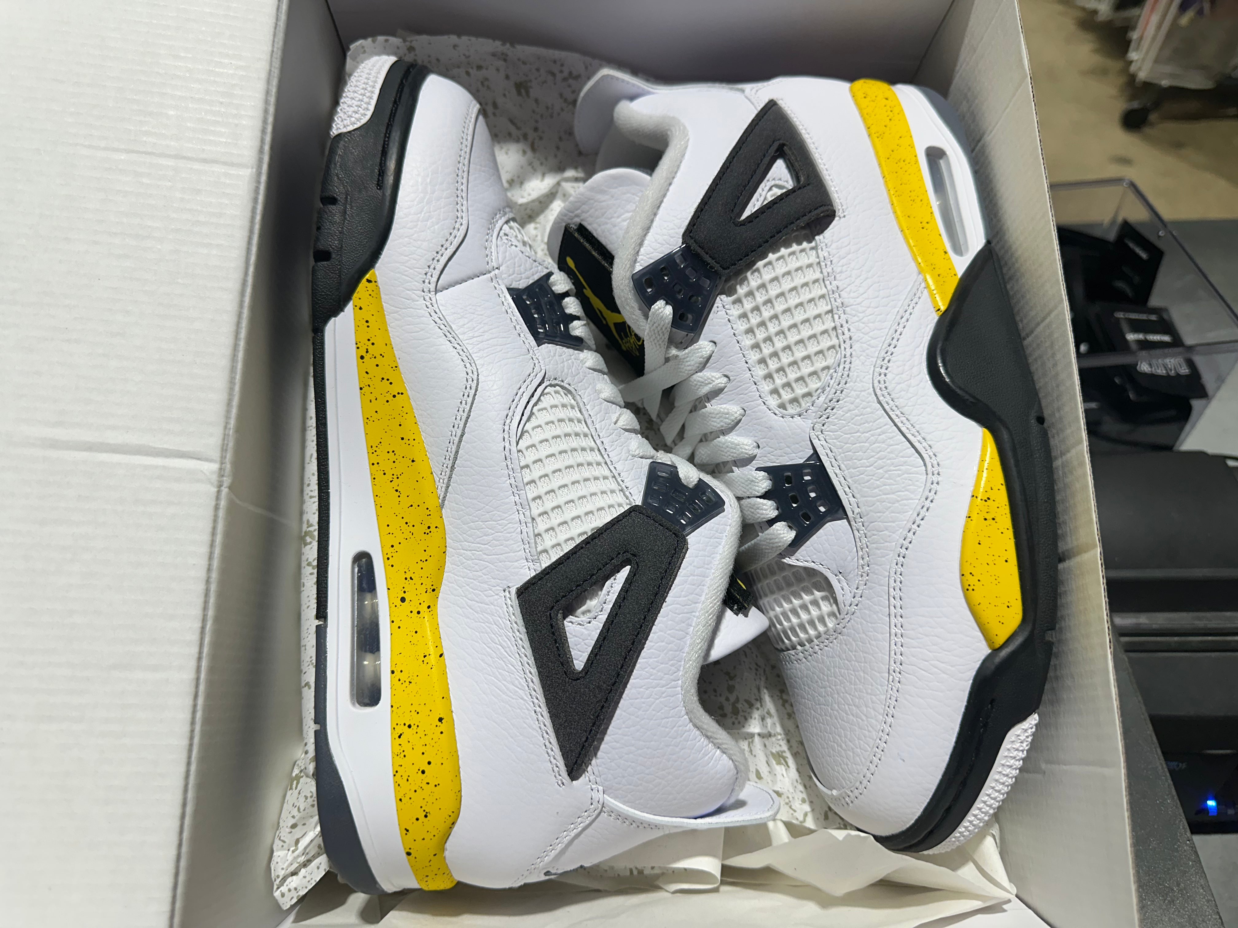 Air Jordan 4 Retro - Tour Yellow Size 10