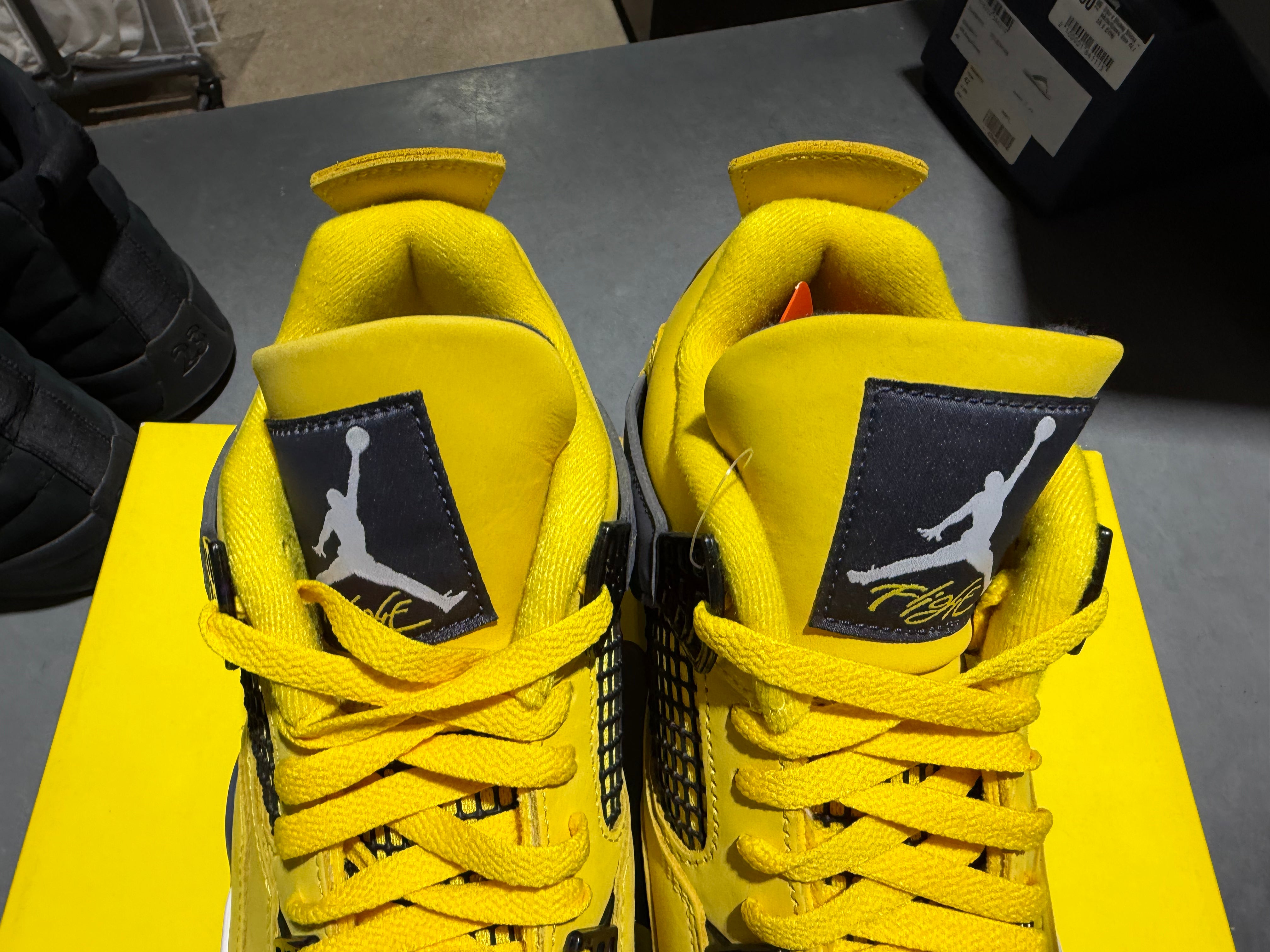 Air Jordan 4 Retro - Lightning Size 8.5