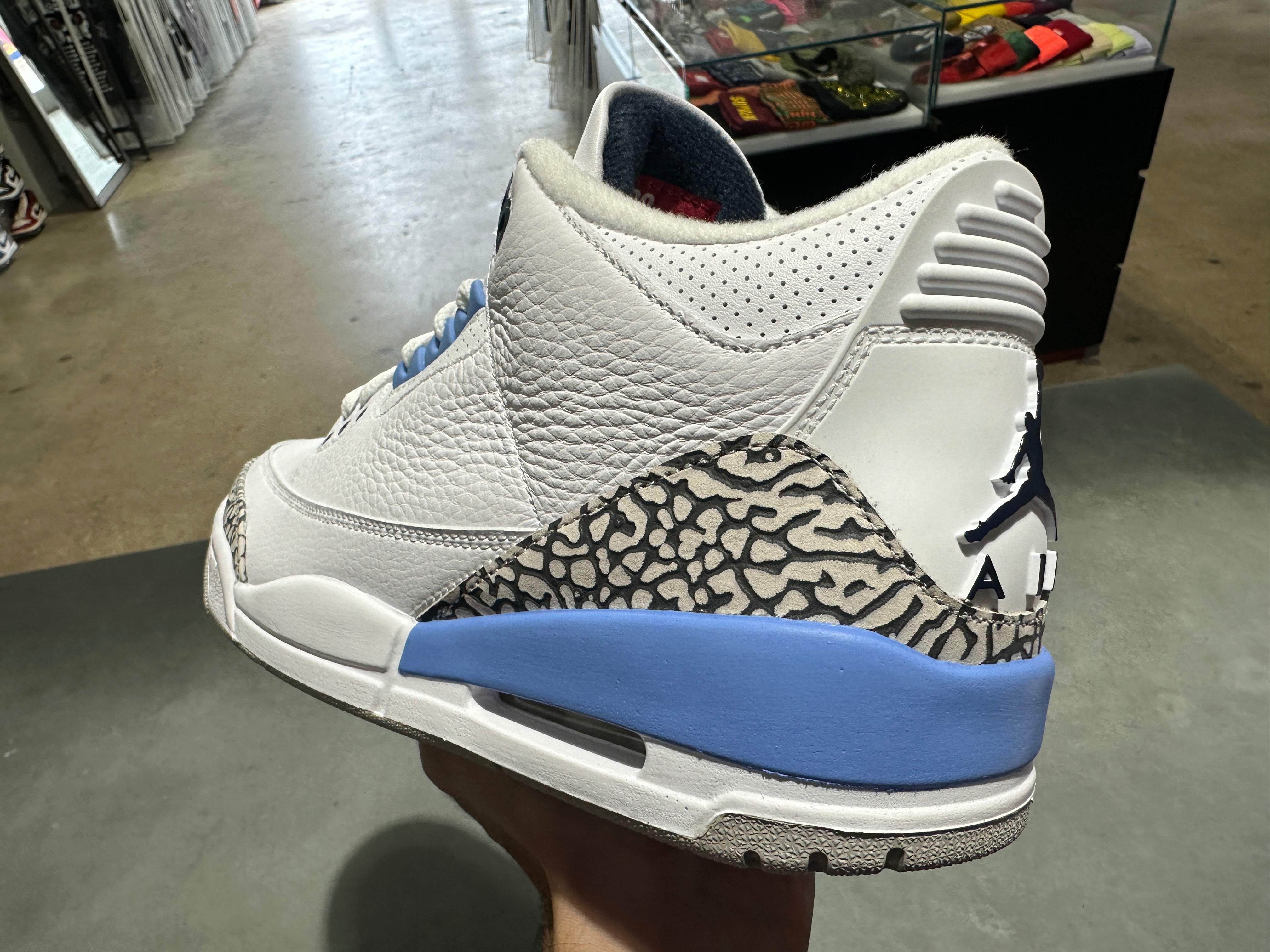 Air Jordan 3 Retro - UNC Size 9