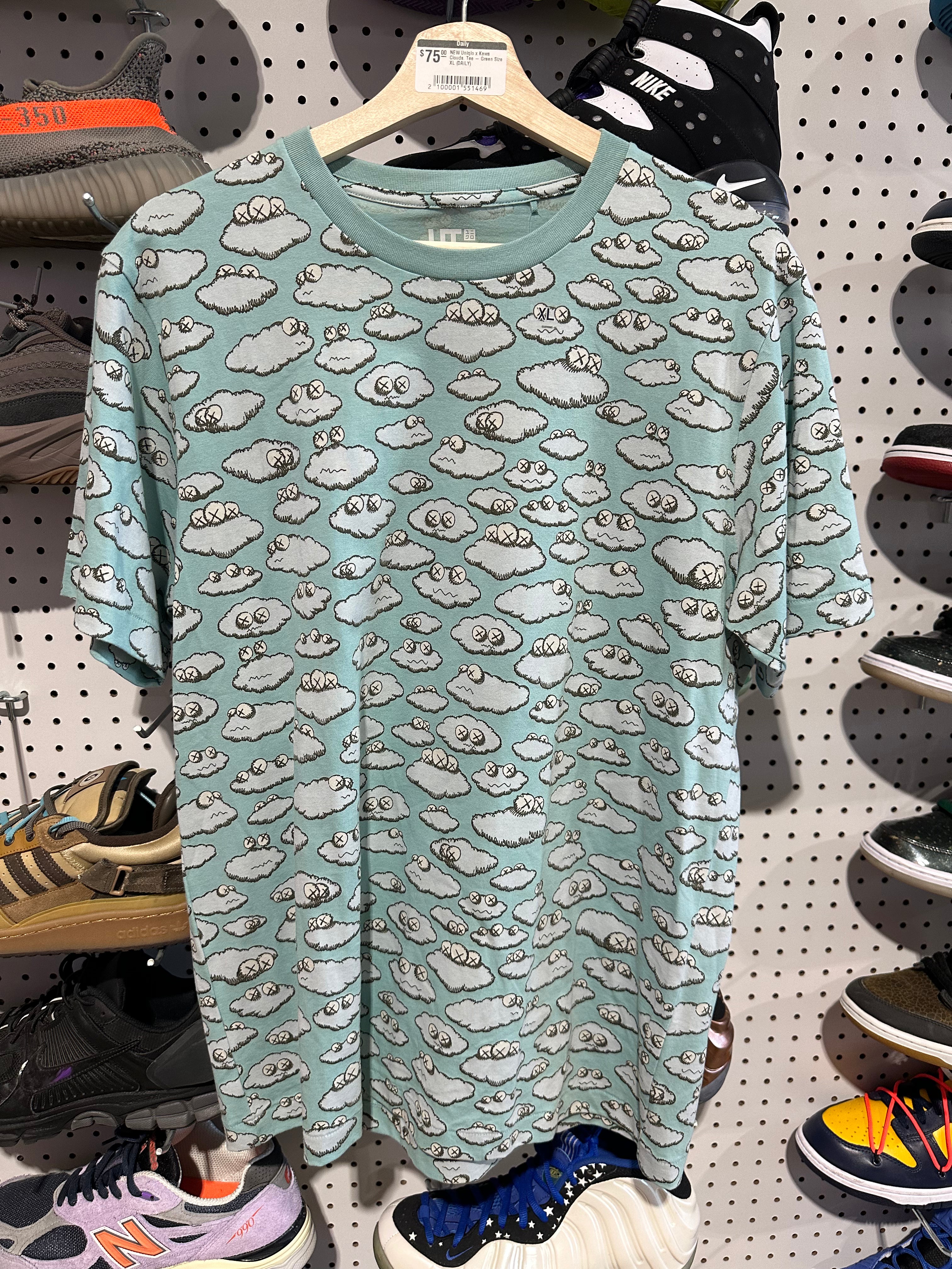 NEW Uniqlo x Kaws Clouds. Tee - Green Size XL