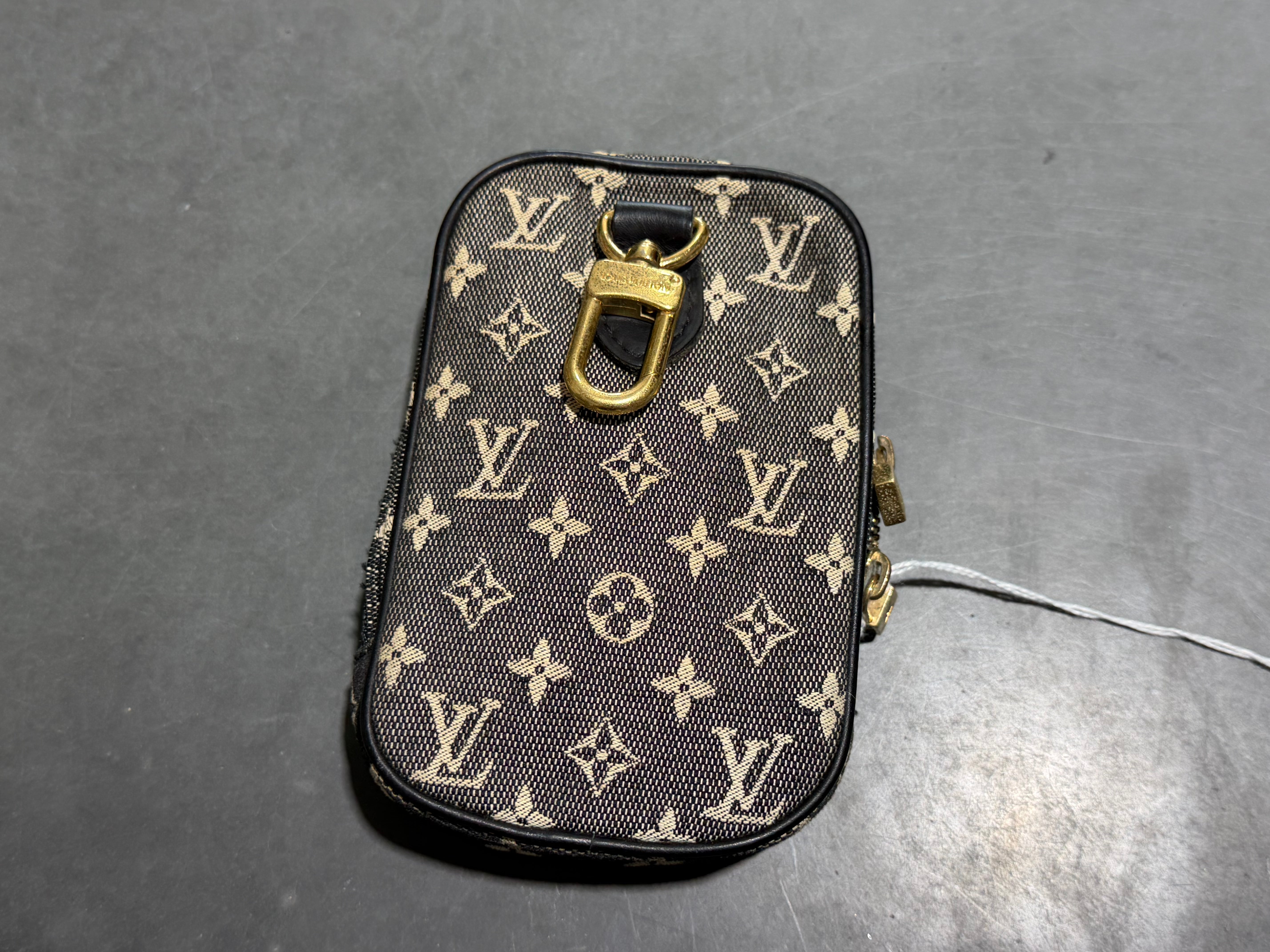 VTG CLEAN 2000s Louis Vuitton Monogram Camera Case - Nior (DAILY)