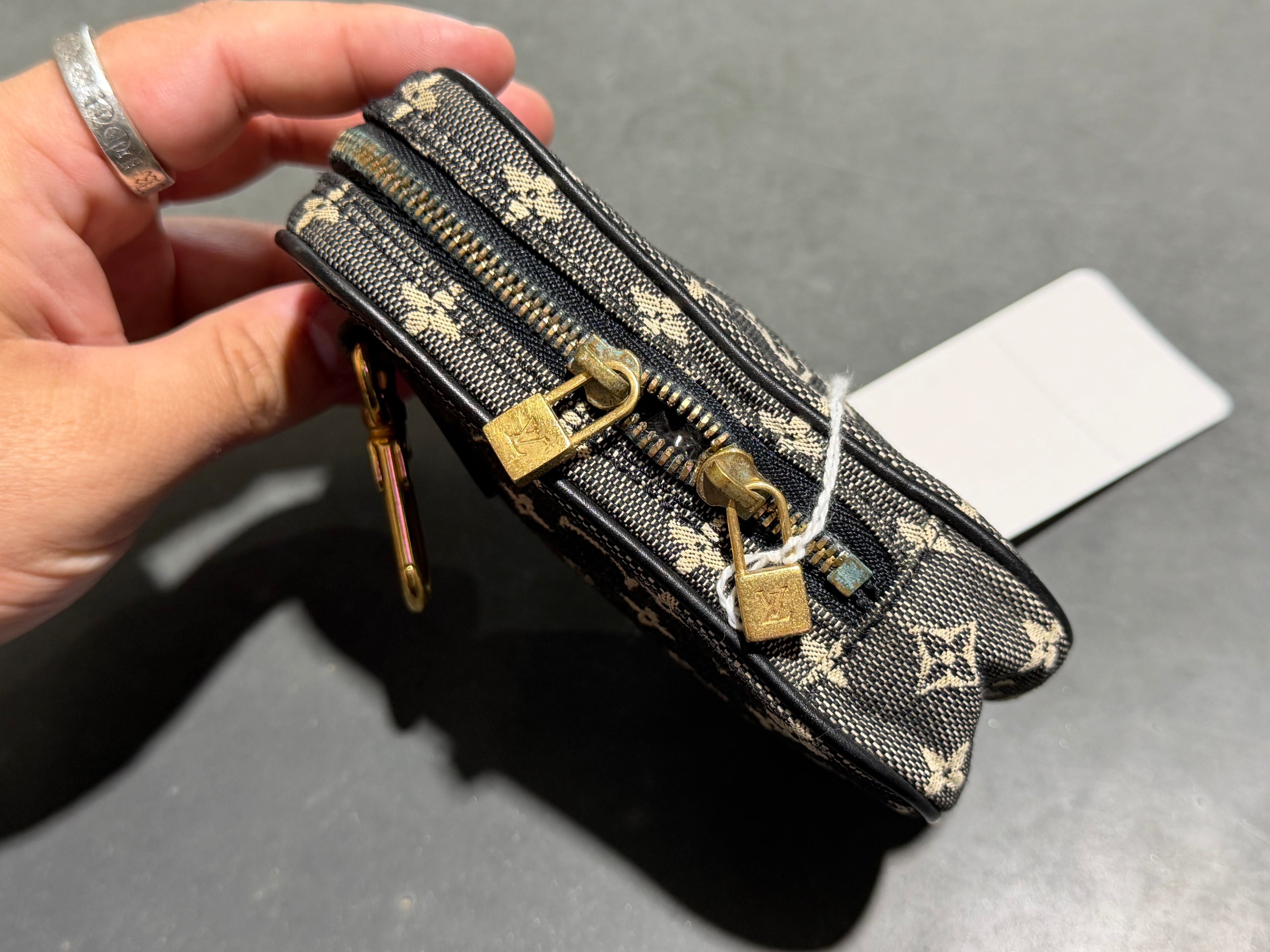 VTG CLEAN 2000s Louis Vuitton Monogram Camera Case - Nior (DAILY)