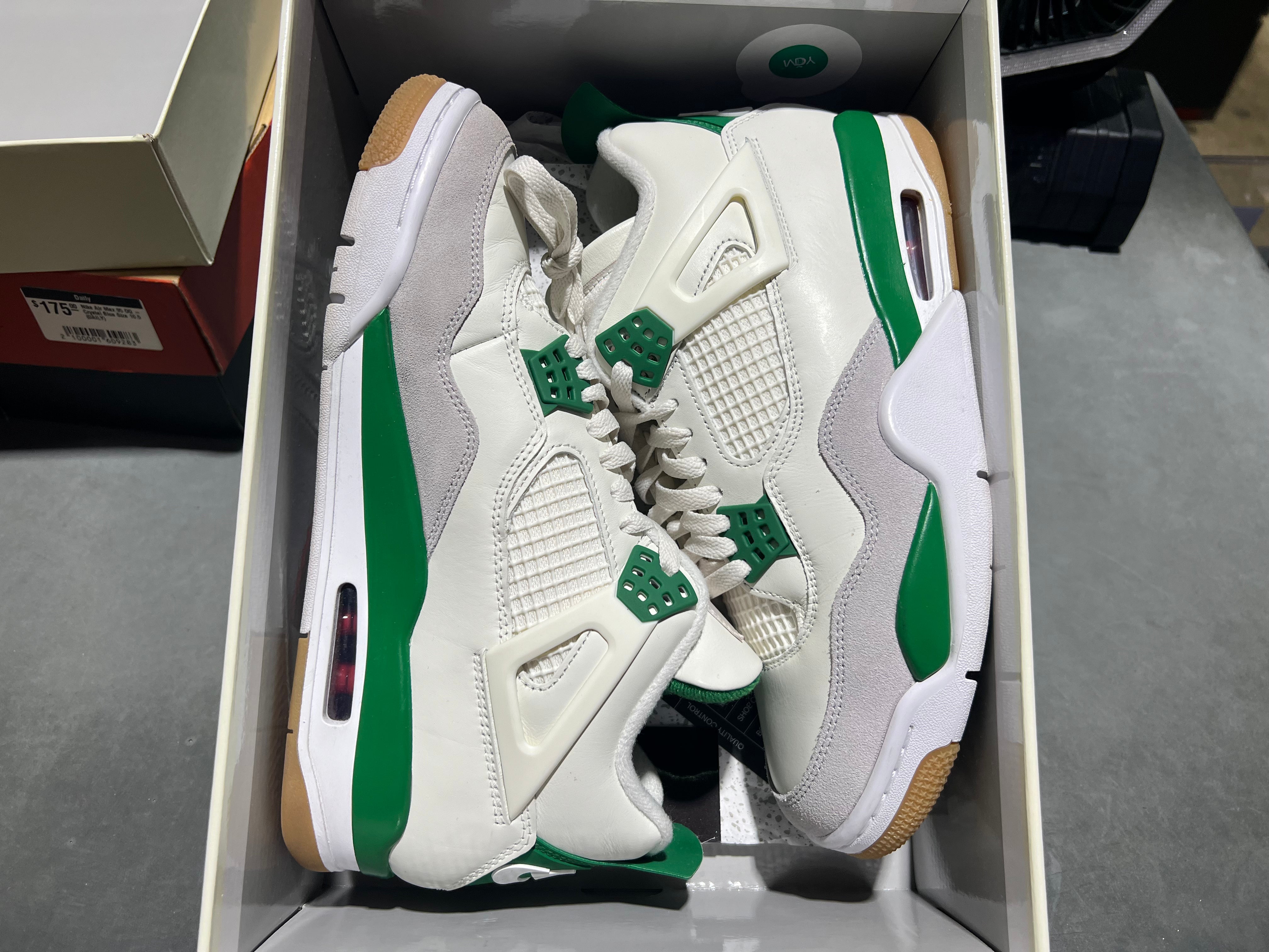 Air Jordan 4 Retro SB - Pine Green Size 9