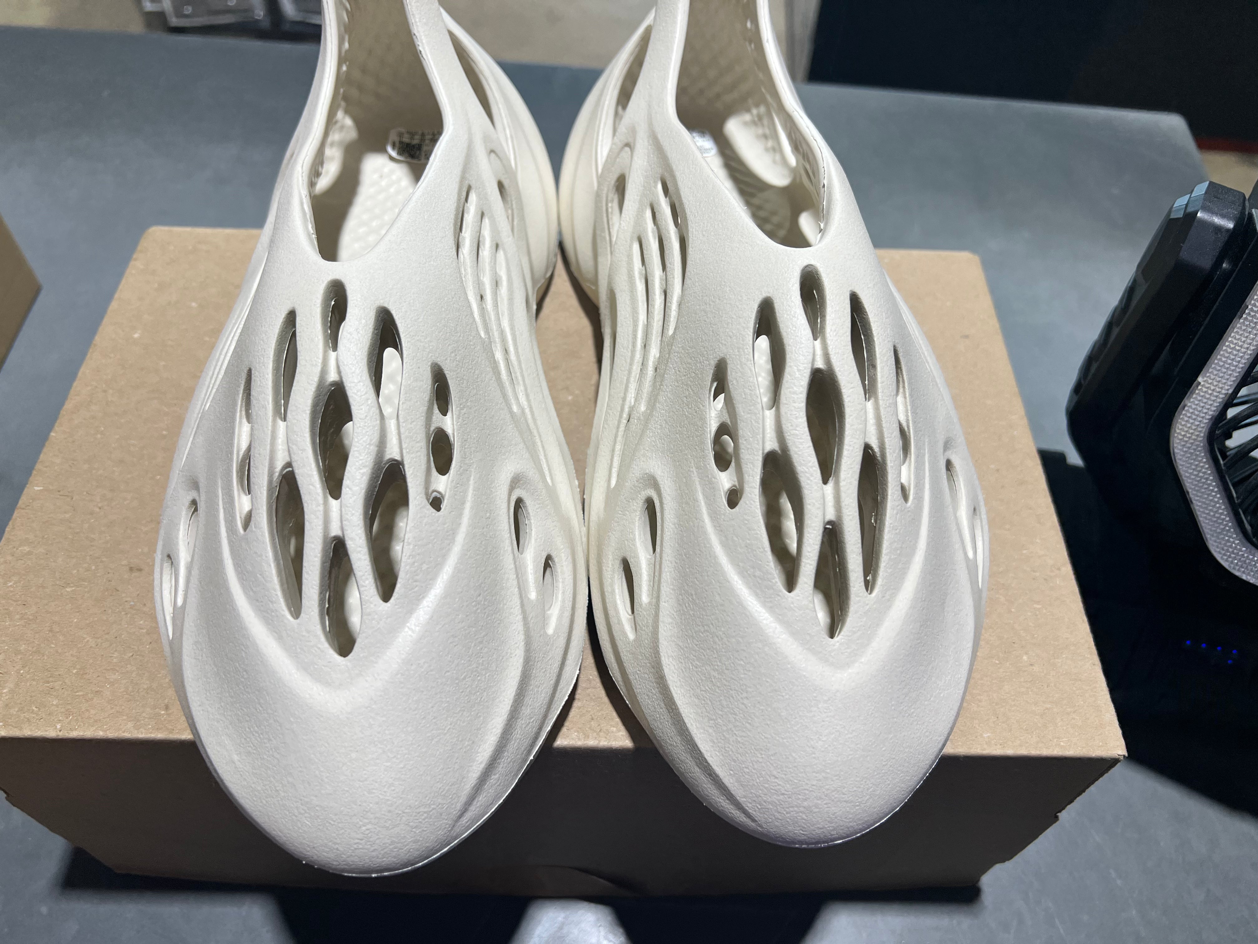 adidas Yeezy Foam RNNR - Sand Size 11