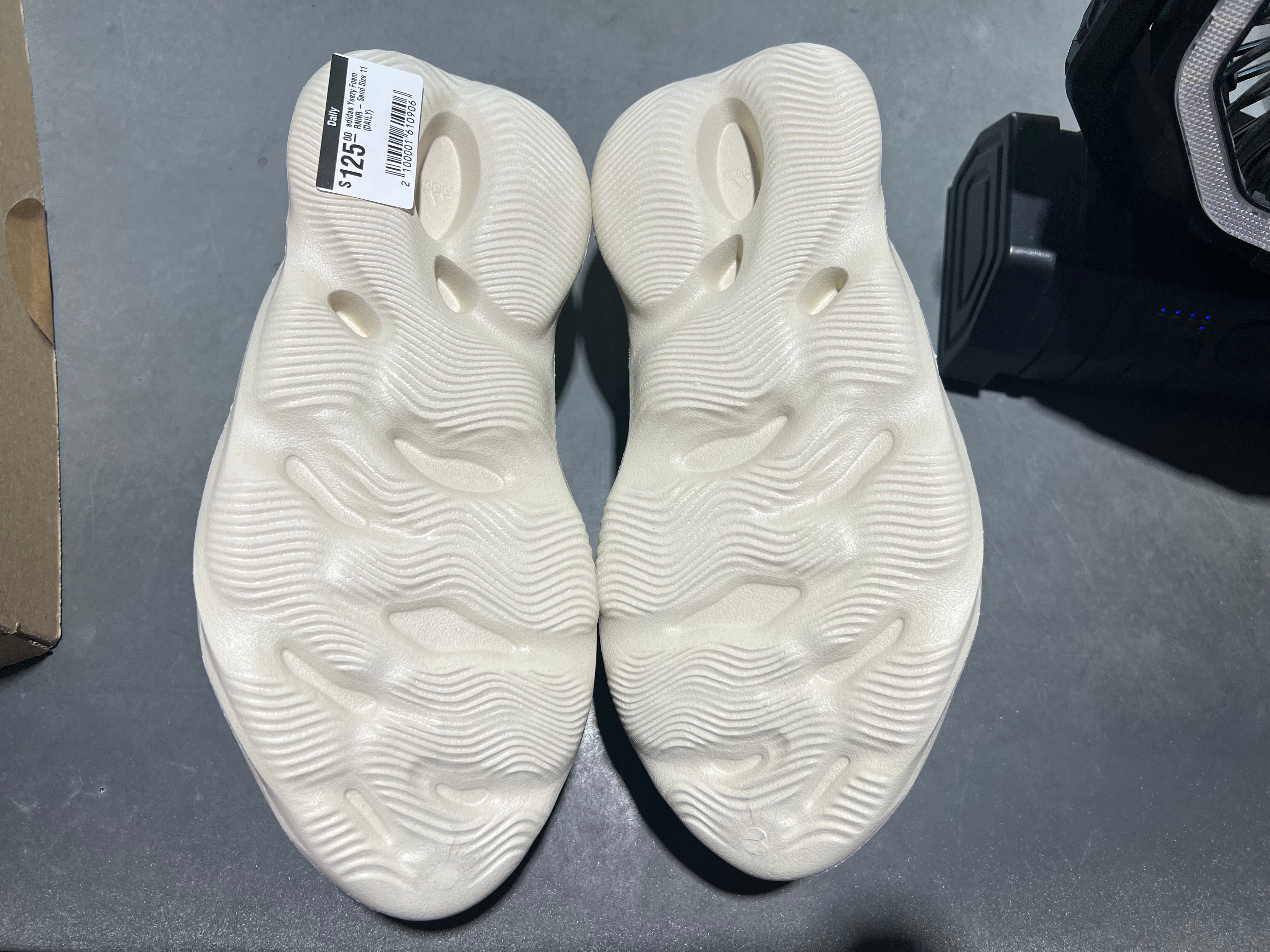 adidas Yeezy Foam RNNR - Sand Size 11