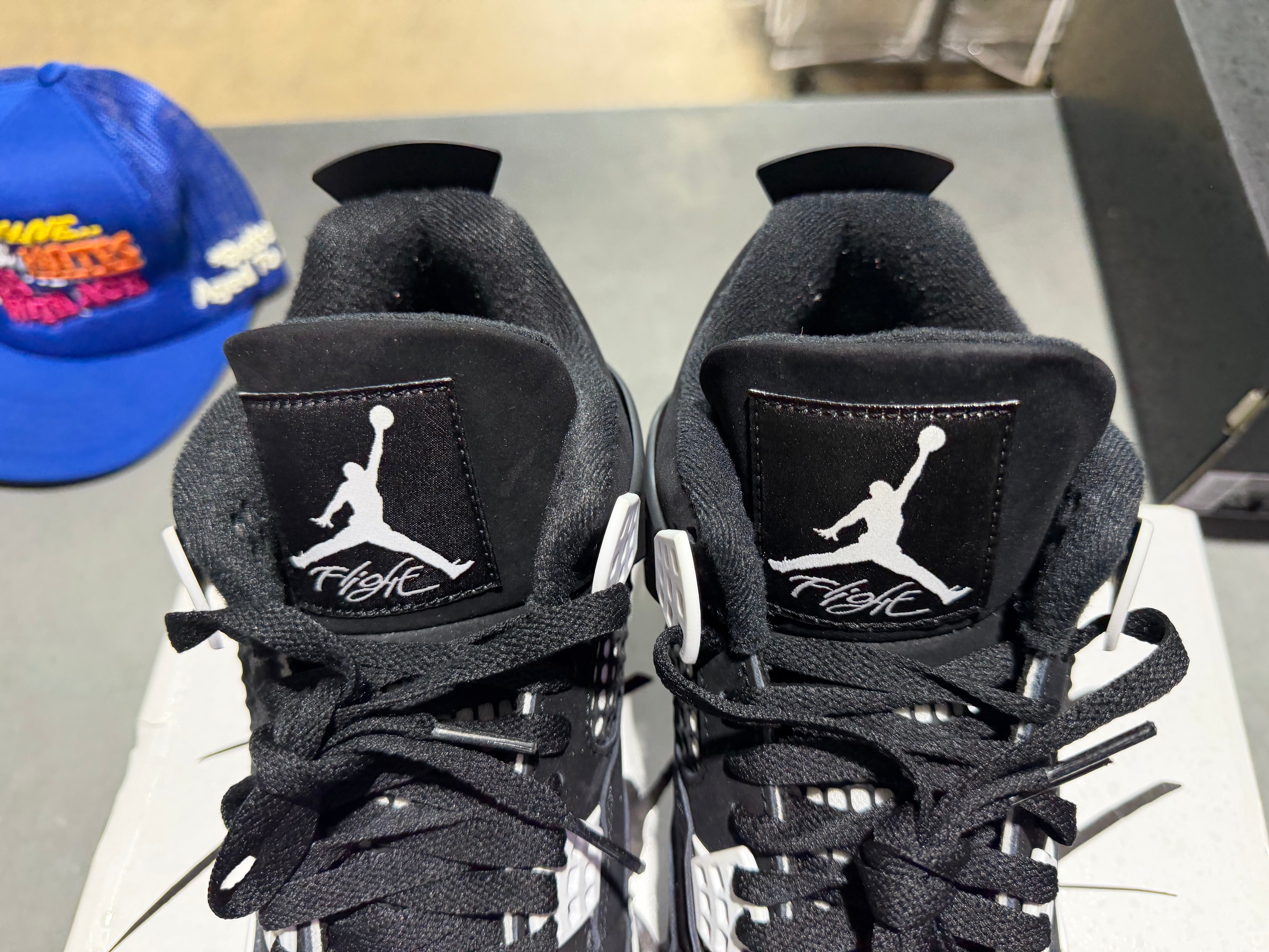 Air Jordan 4 Retro - White Thunder Size 8
